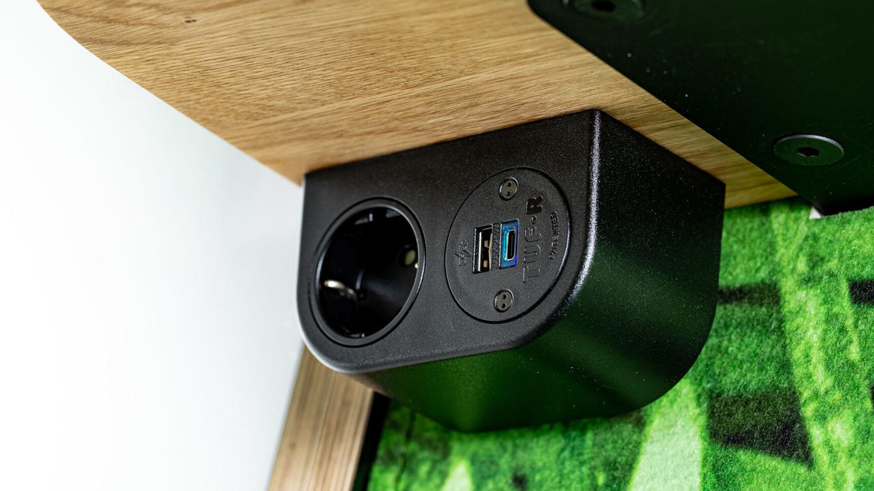 Buzzi Space BuzziNest Booth With Power And USBs Detail Image