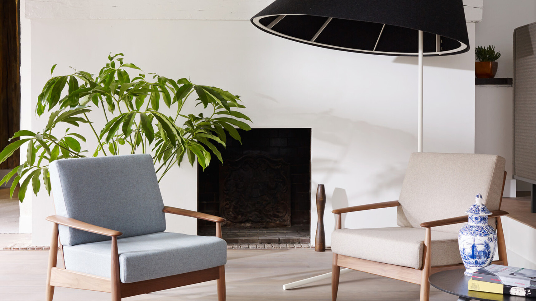 Buzzi Space BuzziShade Floor Standing Lamp With Black Fabric Upholstery And White Frame Family Image In Office Environment