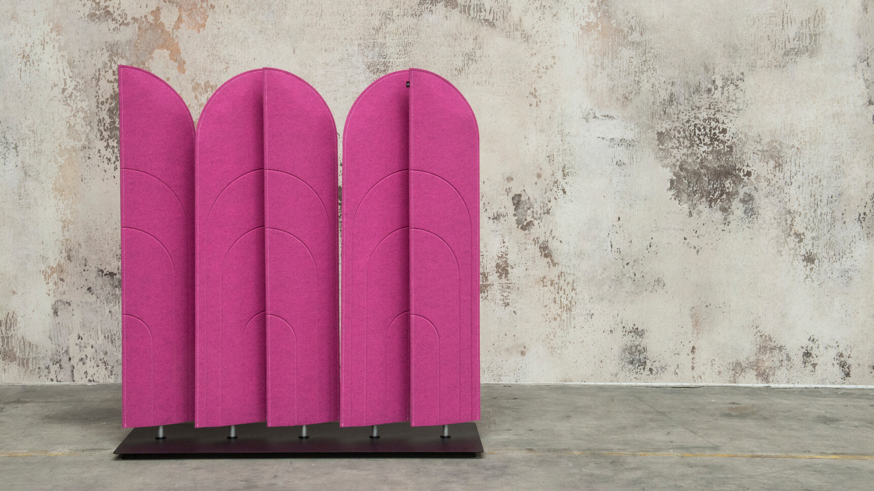 Buzzi Space BuzziBlinds Beach Acoustic Partition With Purple Upholstery Against Grey Wall With The Partitions Facing Each Other