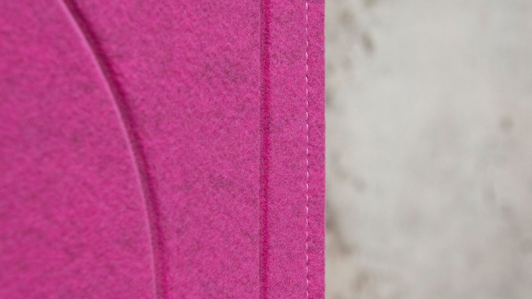 Buzzi Space BuzziBlinds Beach Acoustic Partition With Purple Upholstery Detail Image Focusing On One Partition