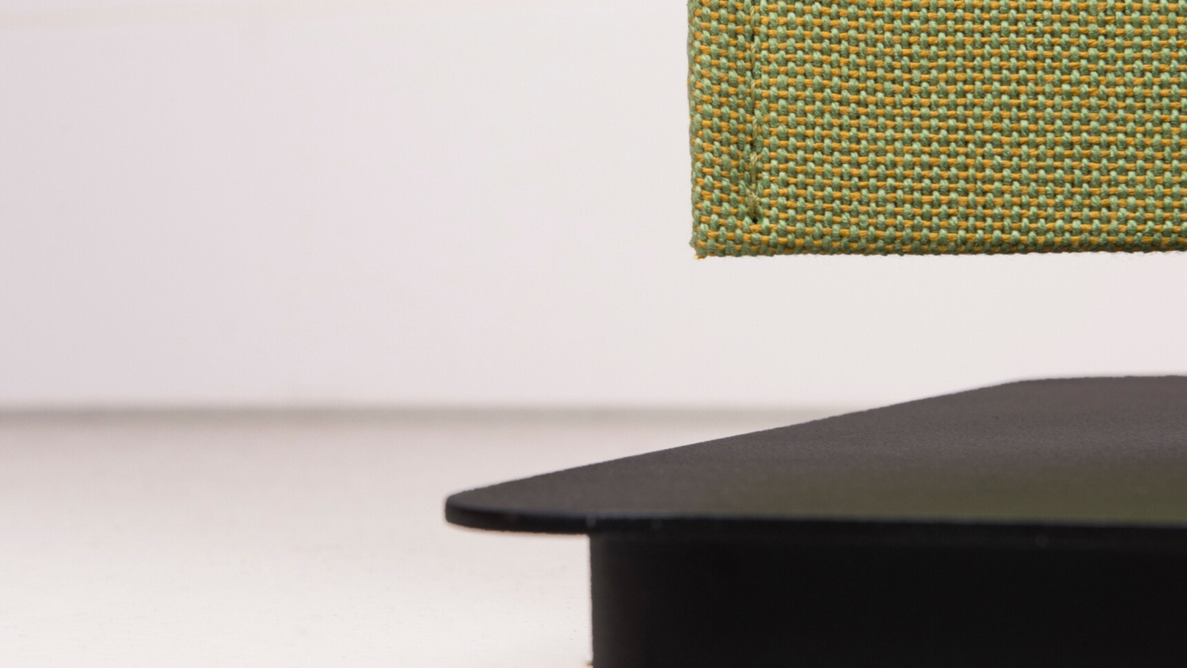 Buzzi Space BuzziBlinds Straight Acoustic Partition In Green Finish Detail Image Of The Partition Base