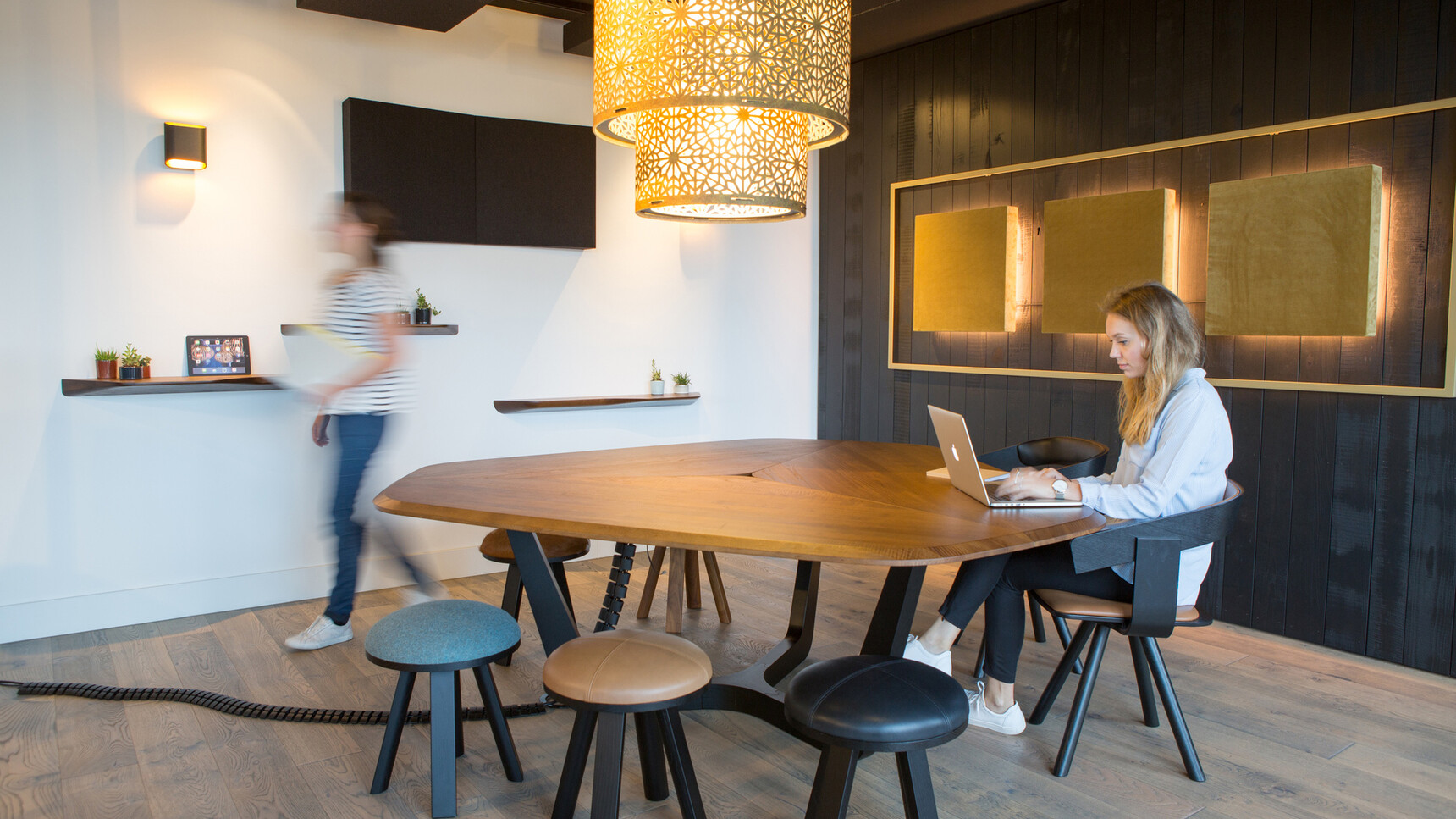 Buzzi Space BuzziFloat Meeting Chair With Black Finish And Brown Seat At Table In Office Setting