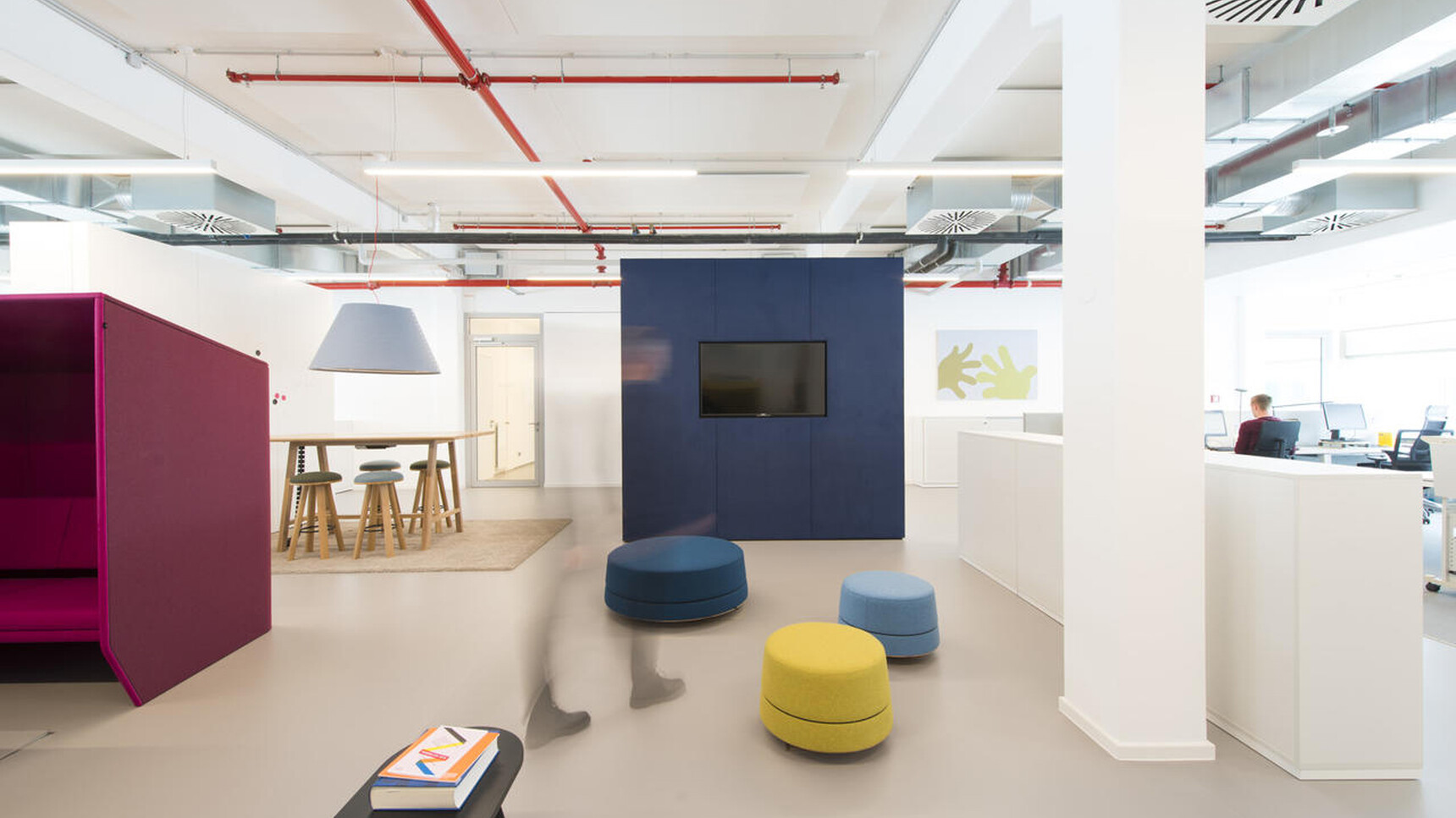 Buzzi Space BuzziBalance Small In Office Setting With BuzziBalance Large Family Image