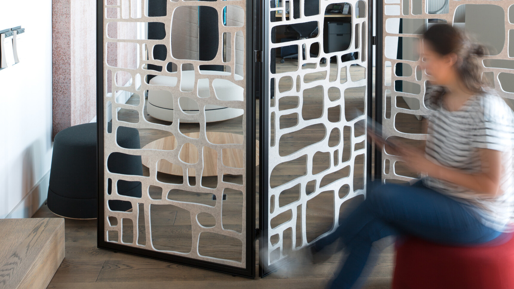 Buzzi Space BuzziFalls Standing Office Divider Pebbles With Grey Upholstery Office Environment