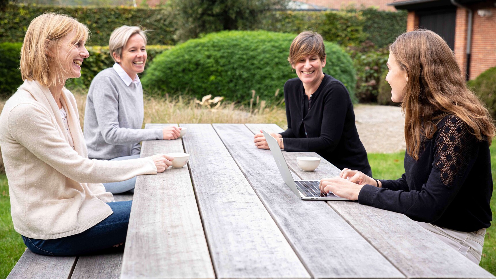 Buzzi Space BuzziBreeze Fixed Bench With Wood Finish With Four People At Bench Detail Image