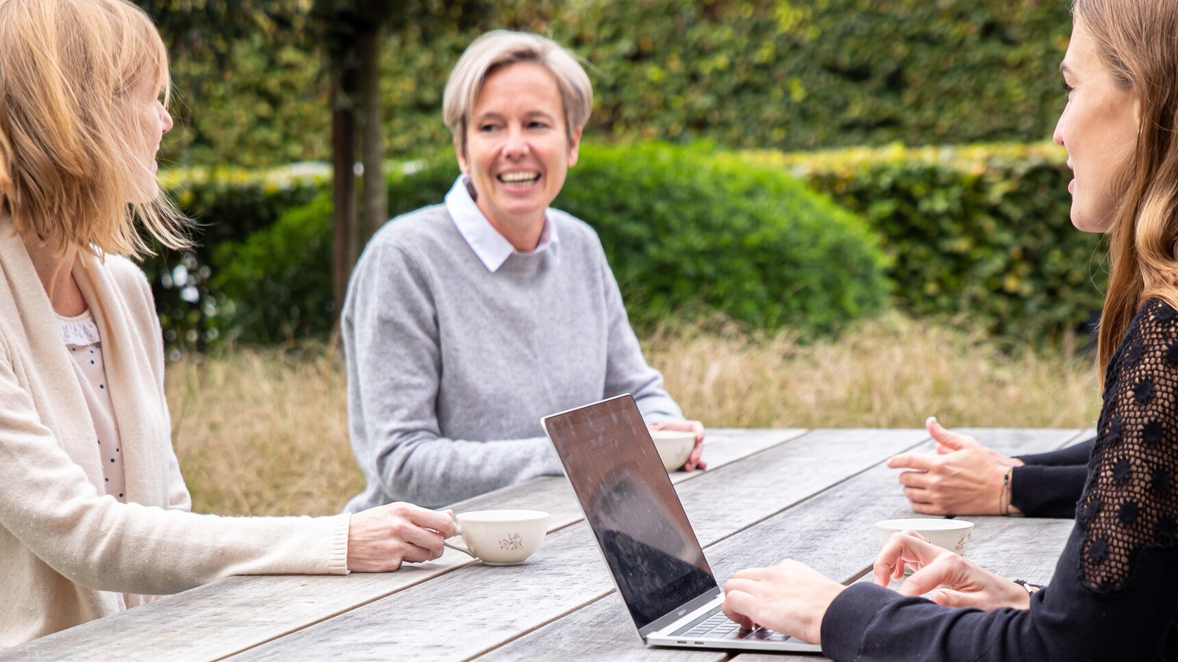 Buzzi Space BuzziBreeze Fixed Bench Detail Image Of Three People