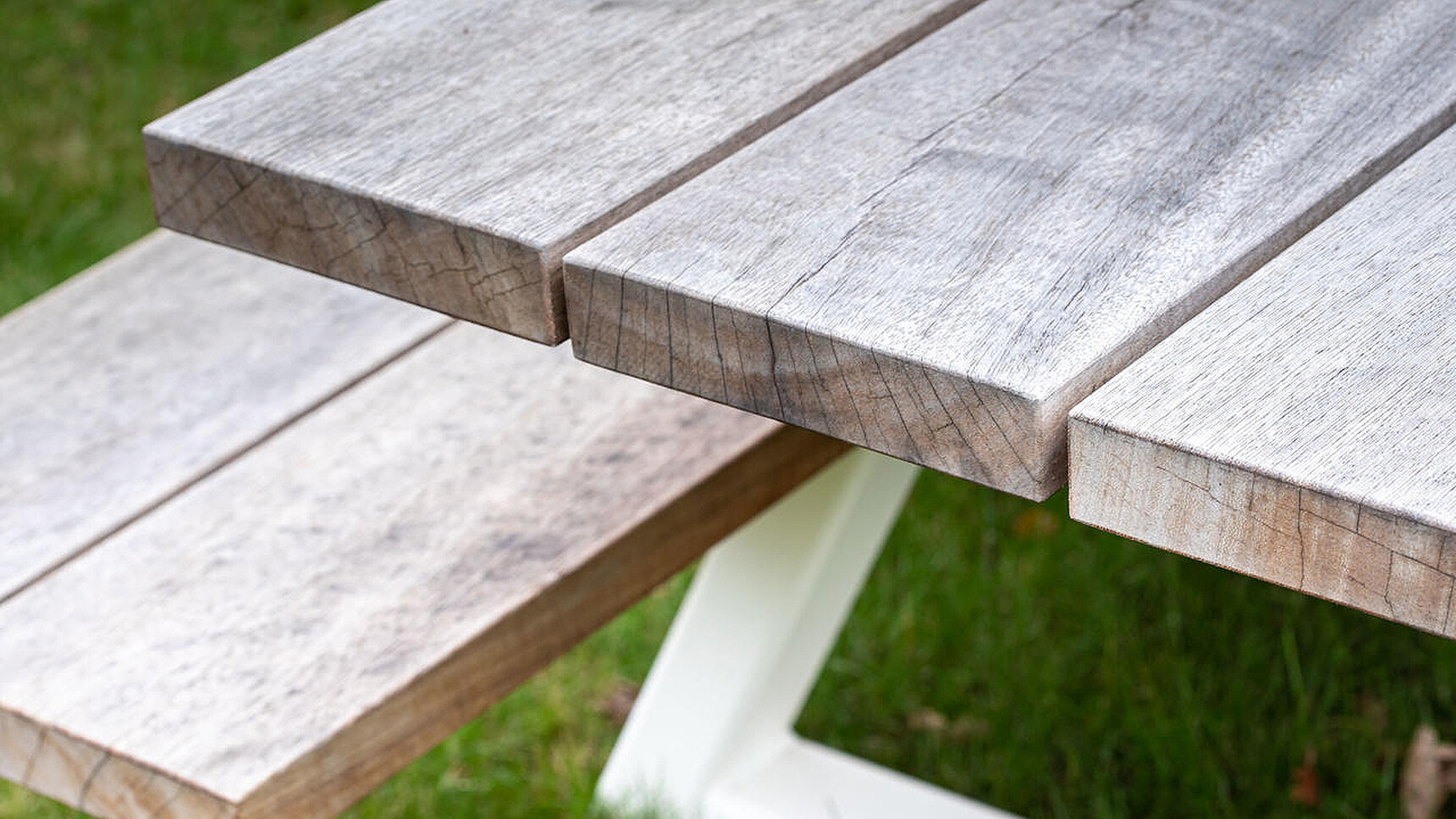 Buzzi Space BuzziBreeze Fixed Bench Detail Image Of Edge Of The Bench