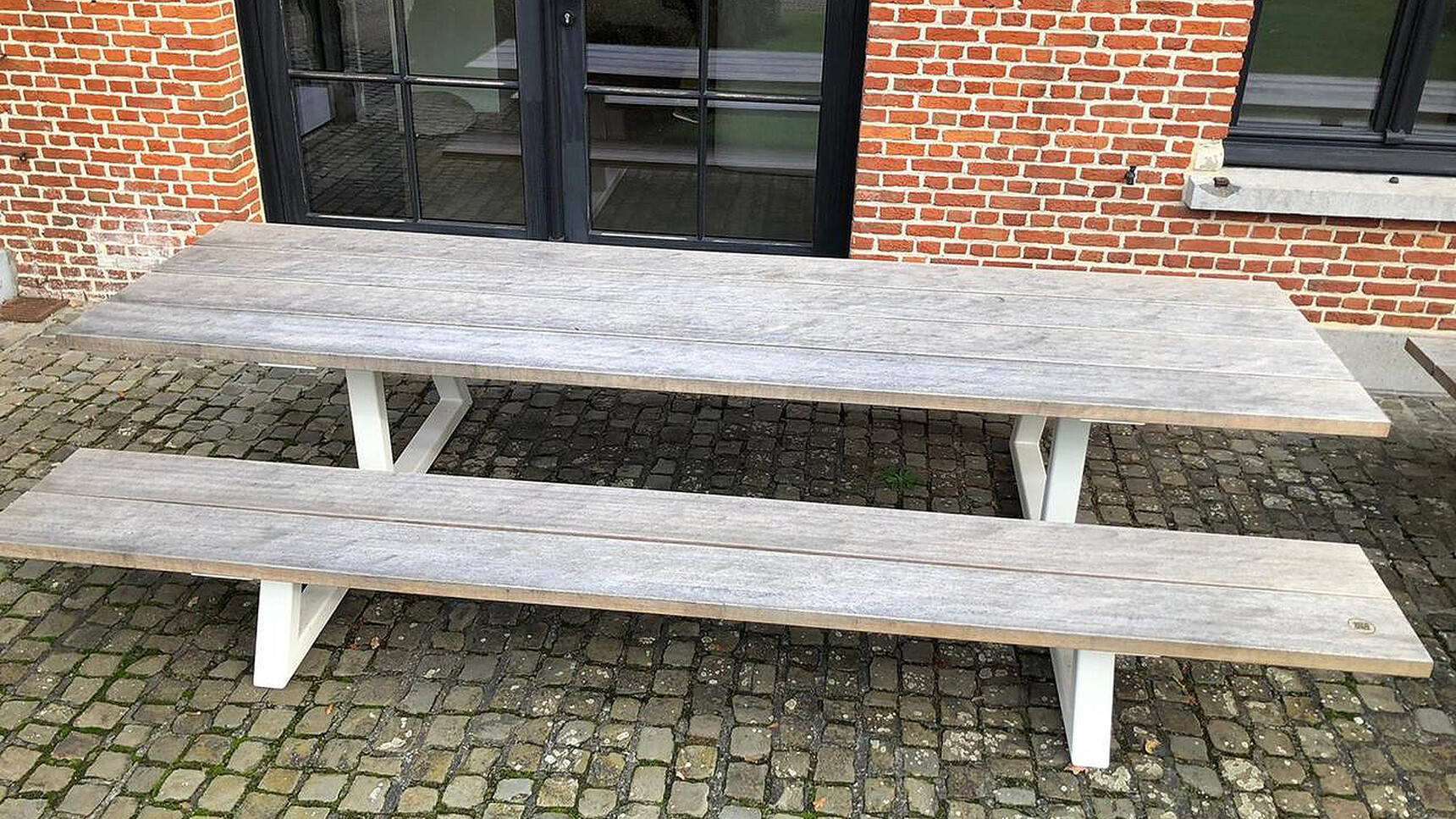 Buzzi Space BuzziBreeze Fixed Bench With Wood Finish Detail Image Outside