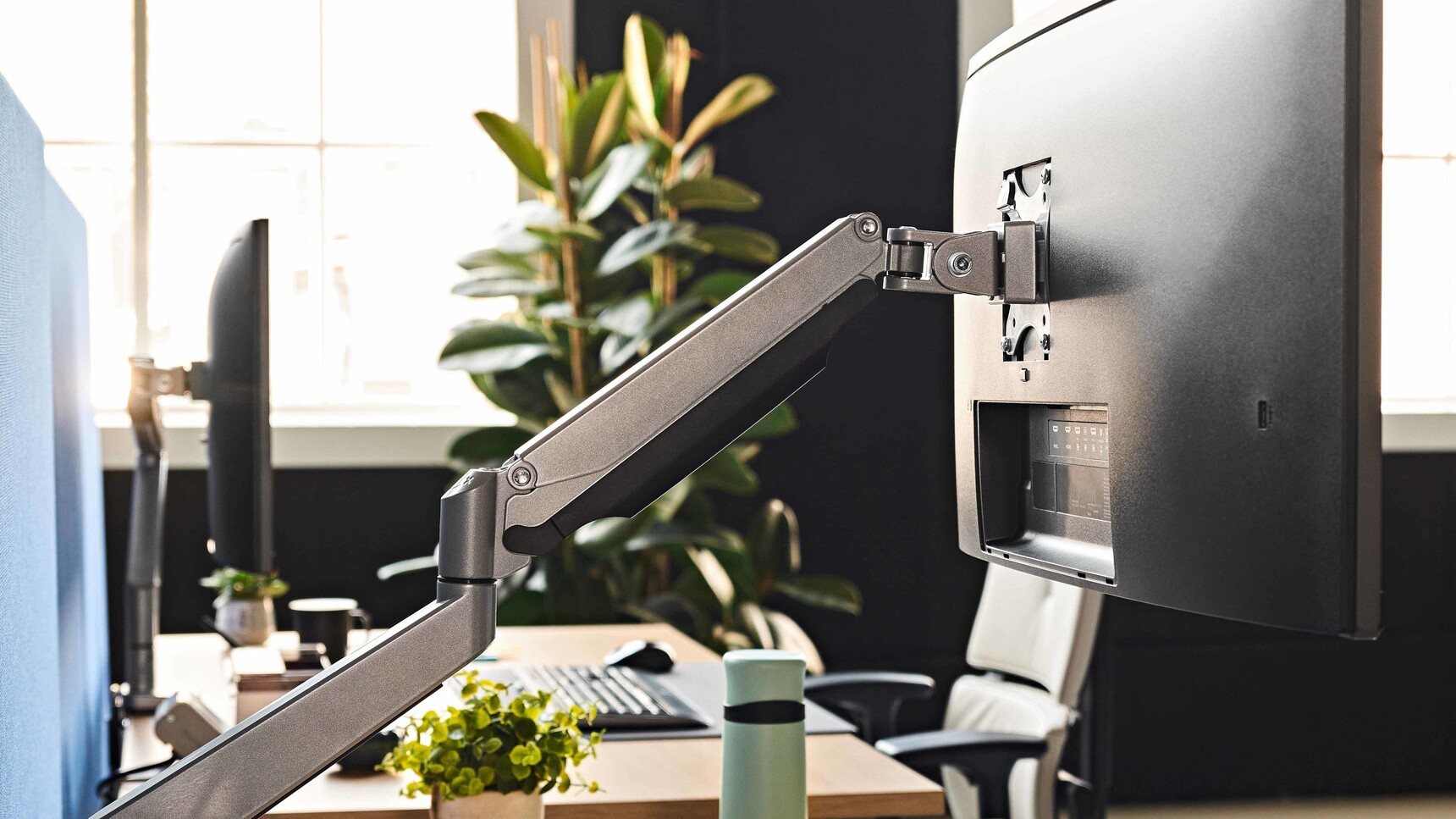 Steelcase FSMA Intro Single Monitor Arms Detail Image In Office Setting