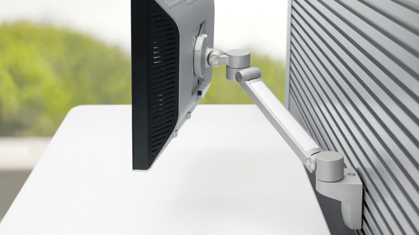 Steelcase Volley Single Monitor Arm Detail Image In Office Setting