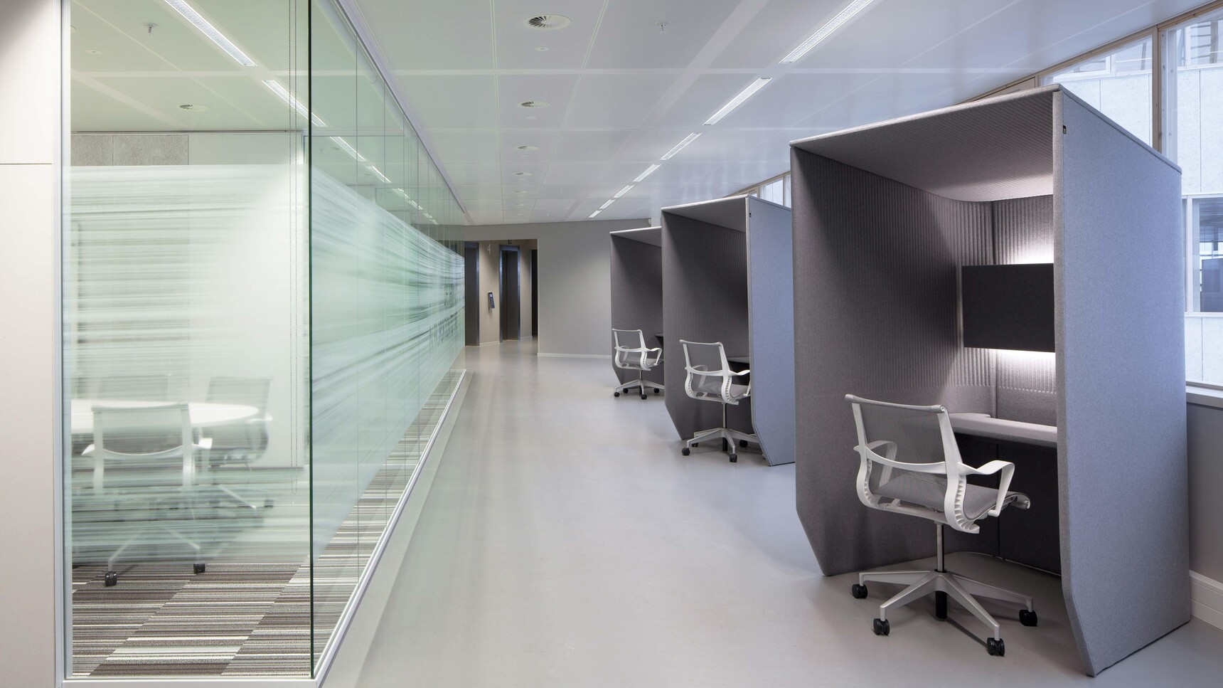 Buzzi Space BuzziBooth Single Acoustic Booth In Purple Fabric In Office Setting