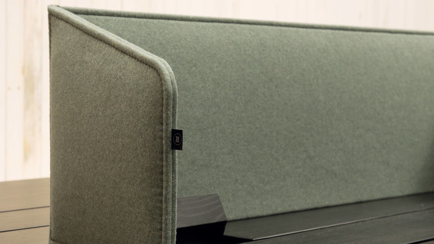 Buzzi Space BuzziDesk Flipflop Acoustic Screen Divider With Green Fabric Detail Image