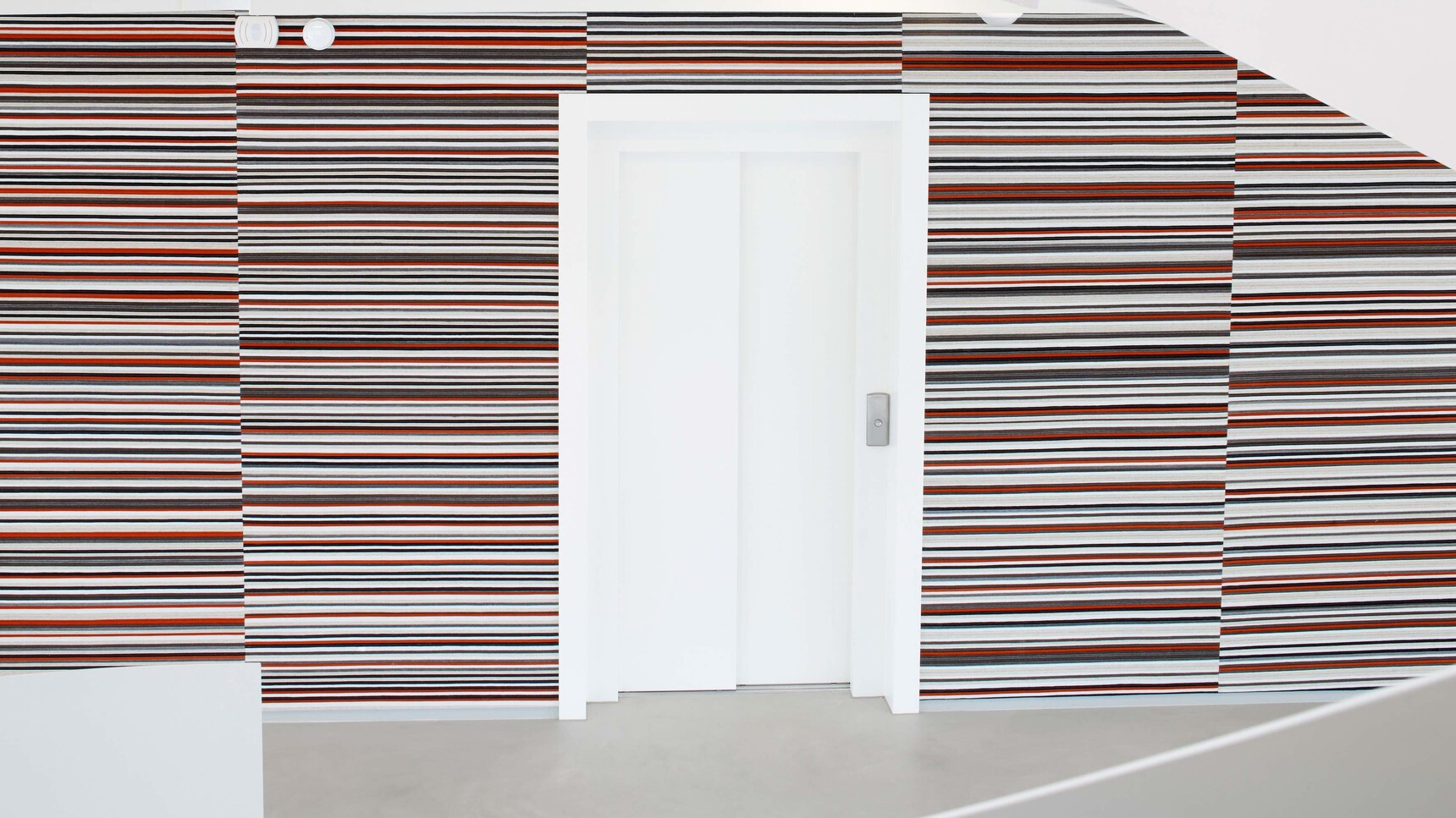 Buzzi Space BuzziBrickBack Acoustic Self-Adhesive Wall Tile With Horizontal Stripes In Office Environment