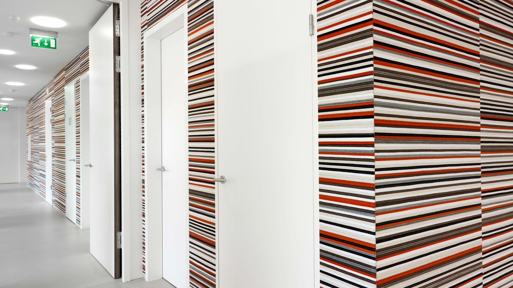 Buzzi Space BuzziBrickBack Acoustic Self-Adhesive Wall Tile With Horizontal Stripes In Office Setting