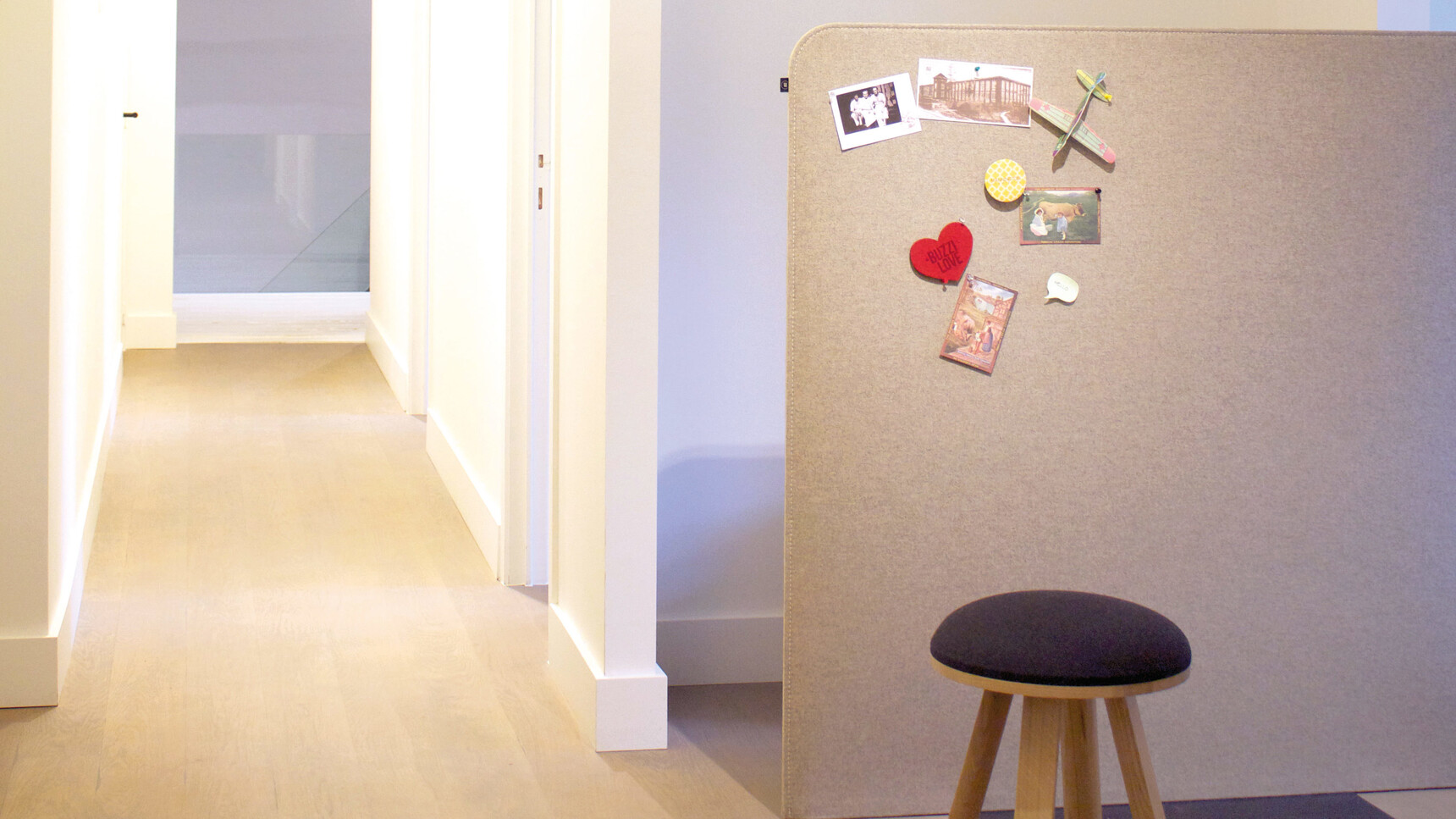 Buzzi Space BuzziFree Free Standing Acoustic Screen With Grey Fabric With BuzziMilk Stool Detail Image Family Image