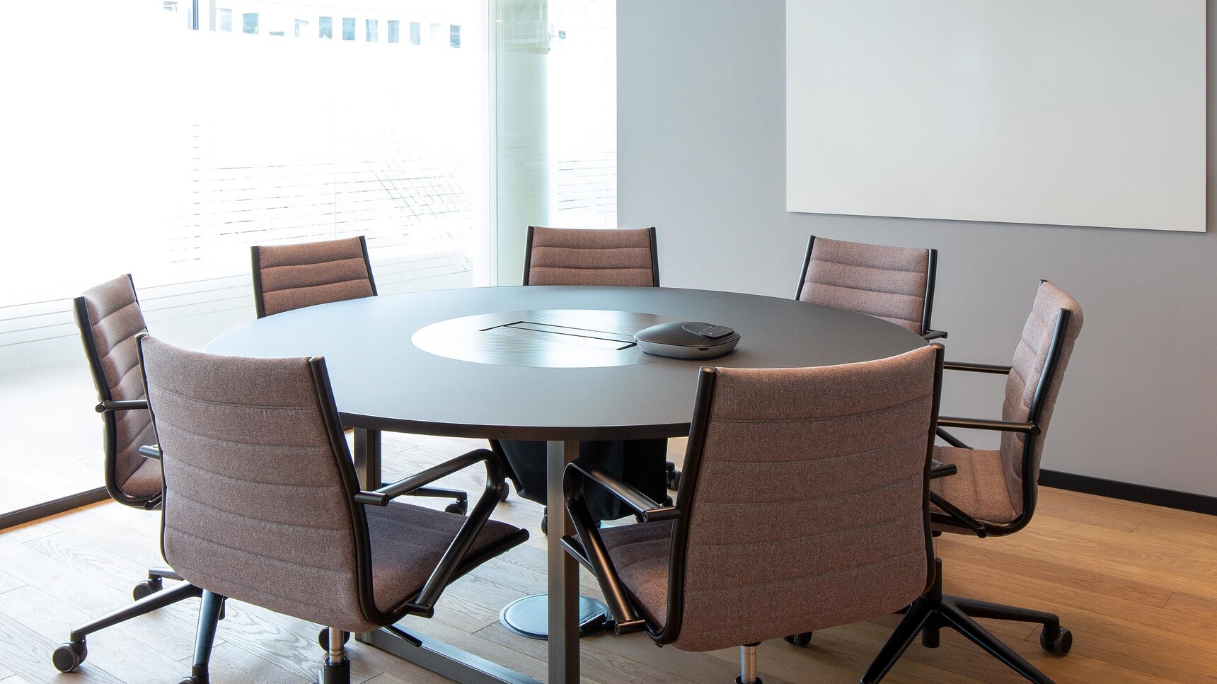 Sitland Classic Low Back Office Chairs On Castors At Table Family Image