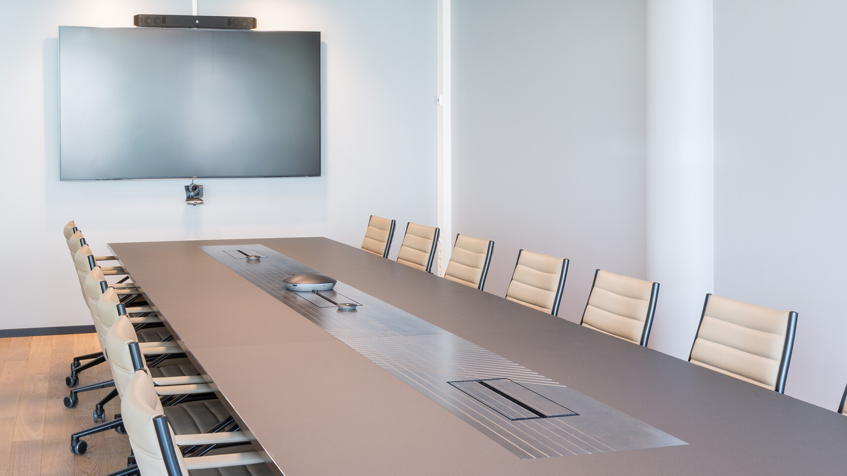 Sitland Classic Low Back Office Chair On Castors At Meeting Table In Situ Image