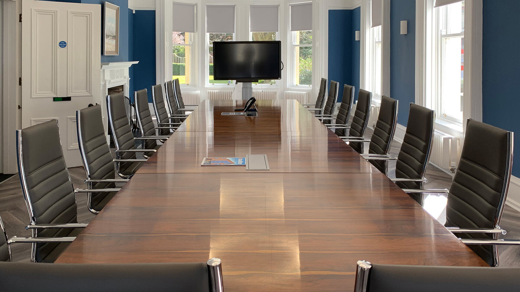 Sitland Classic High Back Office Chairs With Black Upholstery At Conference Table Family Image