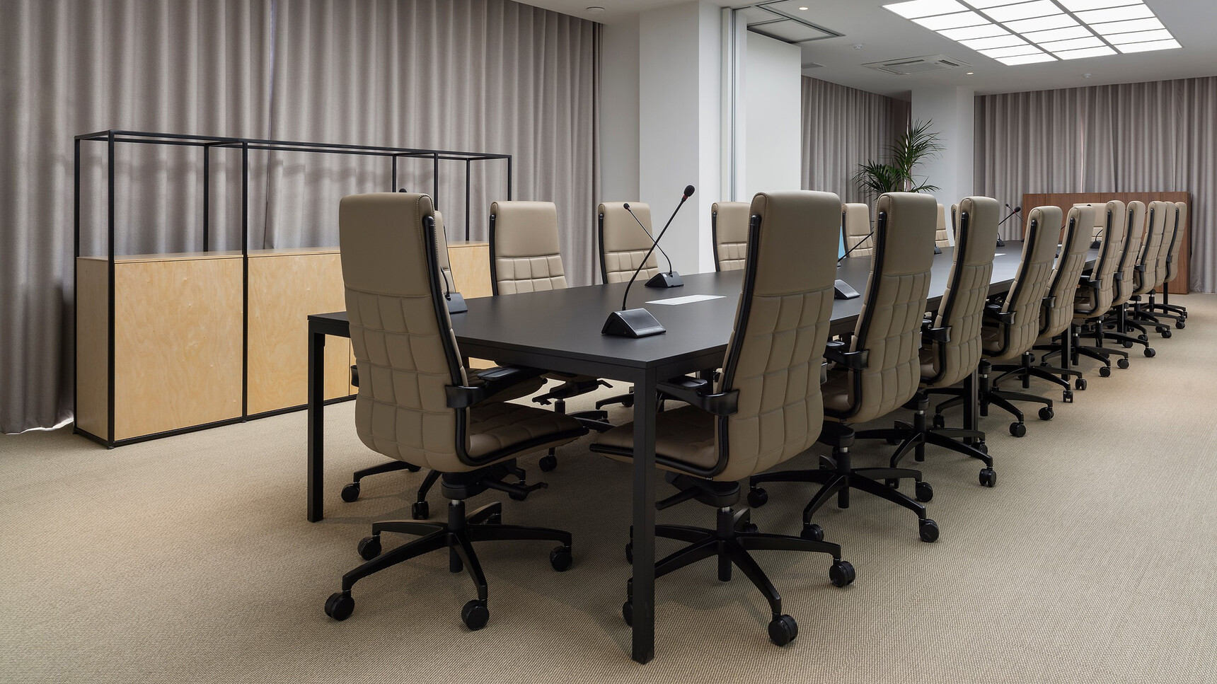 Sitland Vega Hit Executive Office Chairs At Table Family Image