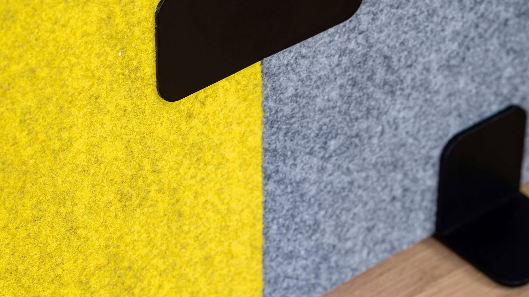 Buzzi Space BuzziTripl Desk Acoustic Partition Detail Image Of Upholstery