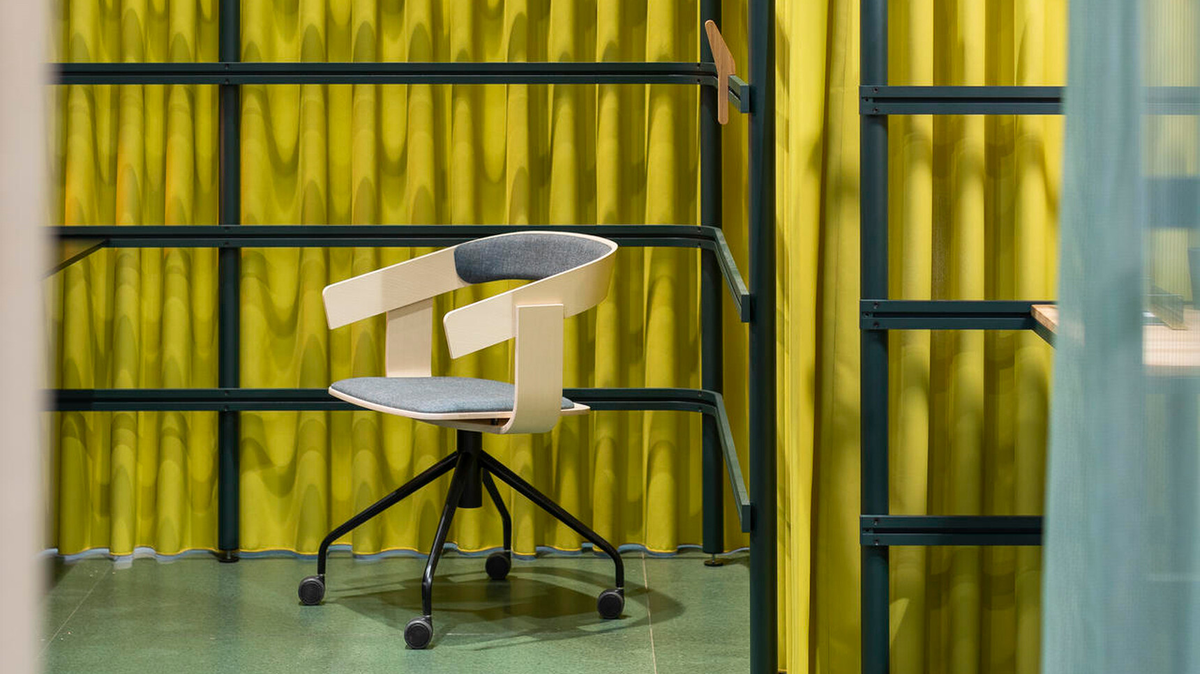 Buzzi Space BuzziBracks Modular Acoustic System Yellow Curtain Detail Image