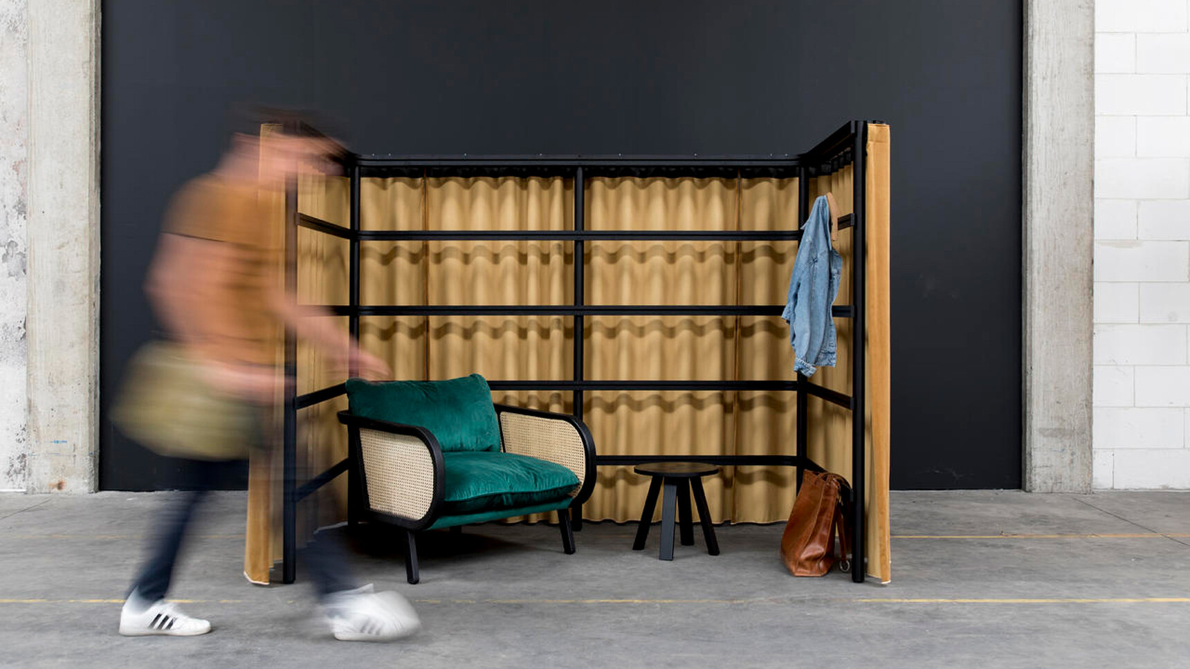 Buzzi Space BuzziBracks Modular Acoustic System With Green Chair Family Image