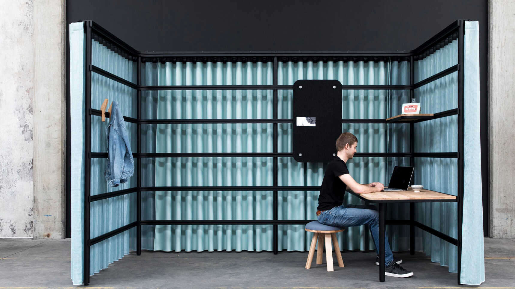 Buzzi Space BuzziBracks Modular Acoustic System Blue Fabric With Person Family Image