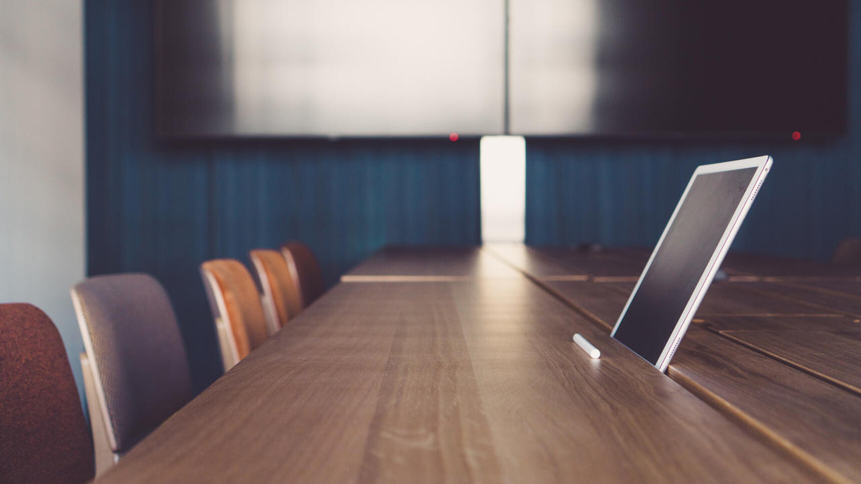 Buzzi Space BuzziPicNic WorkBench Detail Image With Tablet