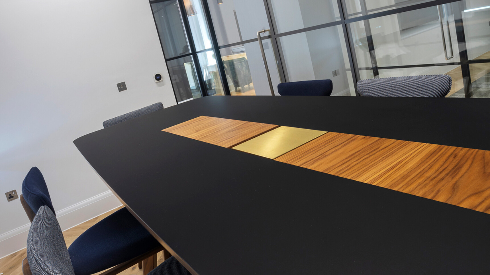 William Hands Vantage Poseur Height Meeting Table With Black Top And Stools Detail Image
