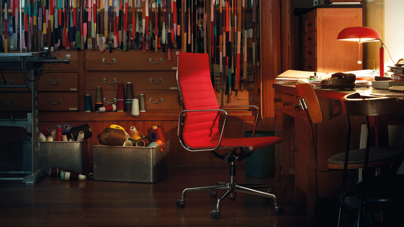 Vitra Aluminium Chair EA119 Family3