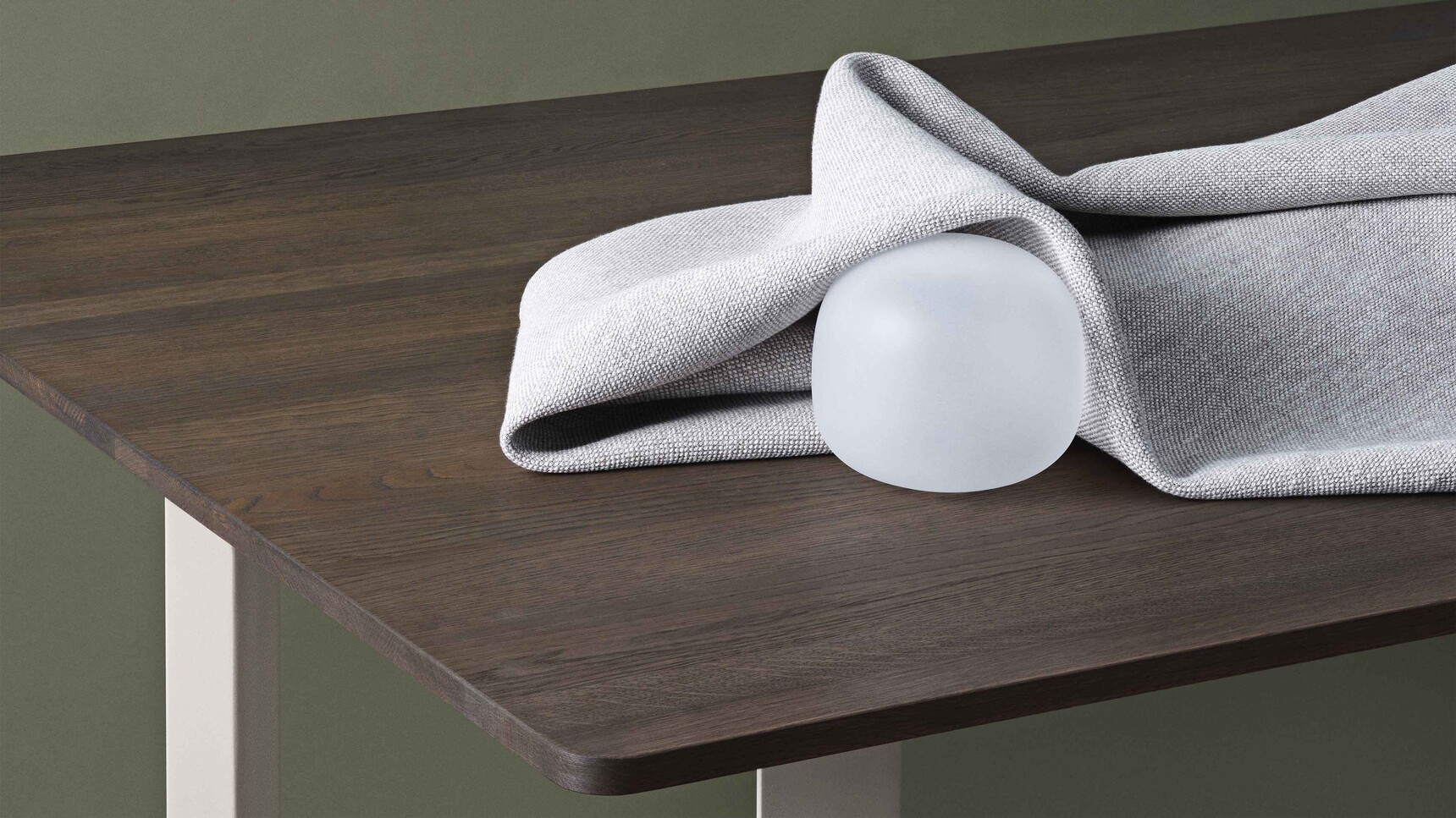 Muuto 70/70 Smoked Oak Top Detail Image