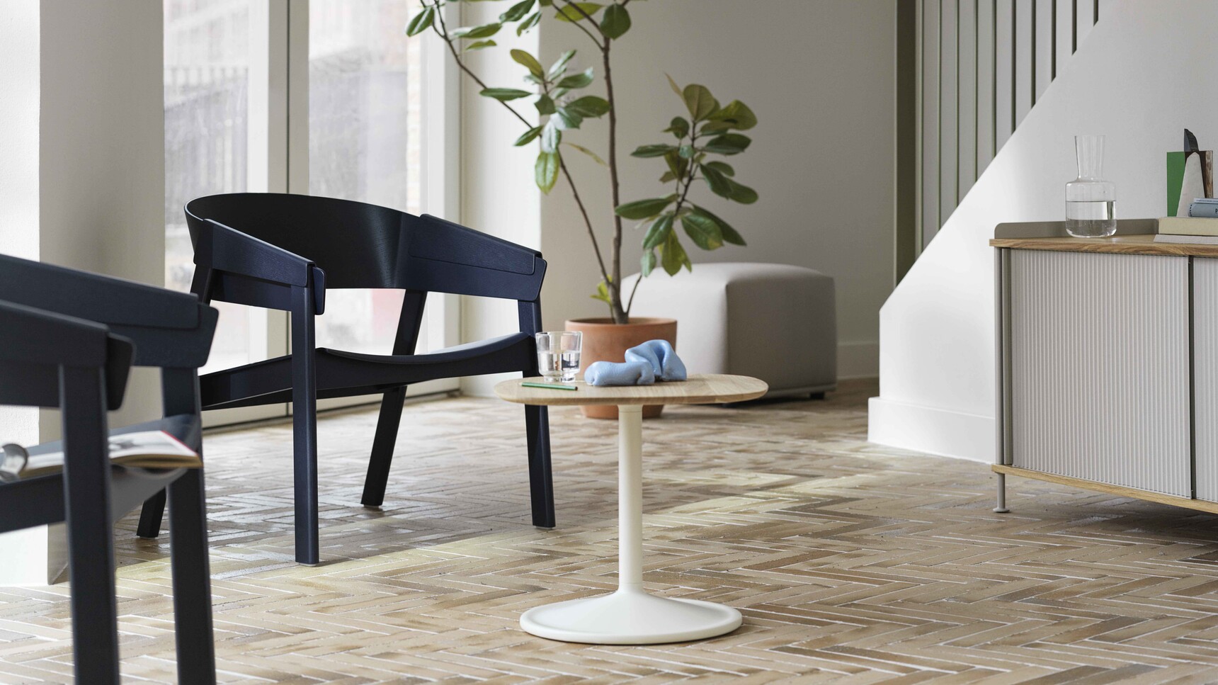Muuto Cover Lounge Midnight Blue Soft Side Table h400 450x450 Enfold Low Grey Echo 420x620 Divina 224 Family Image