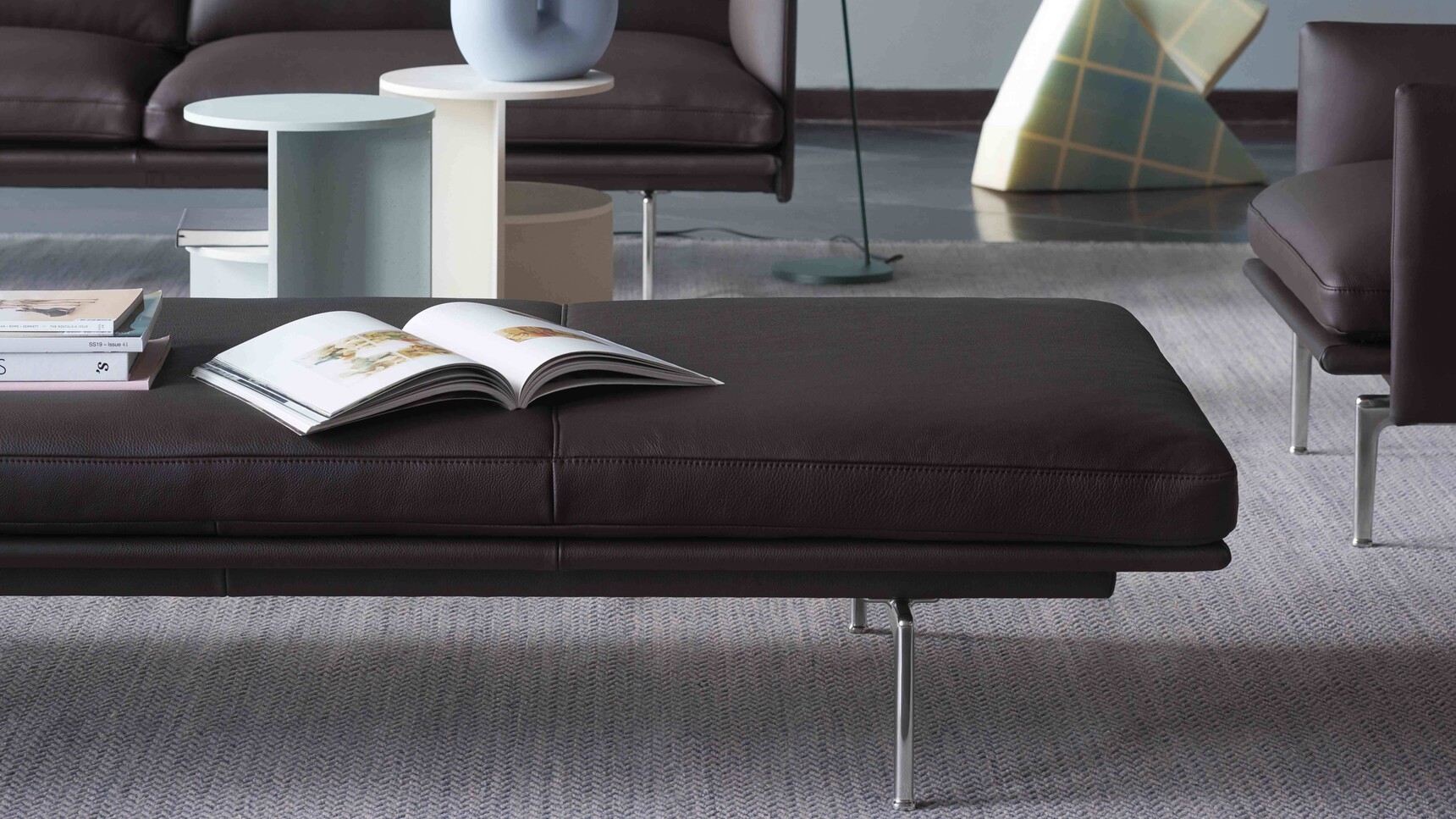 Muuto Outline Daybed Easy Leather Root Alu Kink Halves Eaf Dark Green Family Image