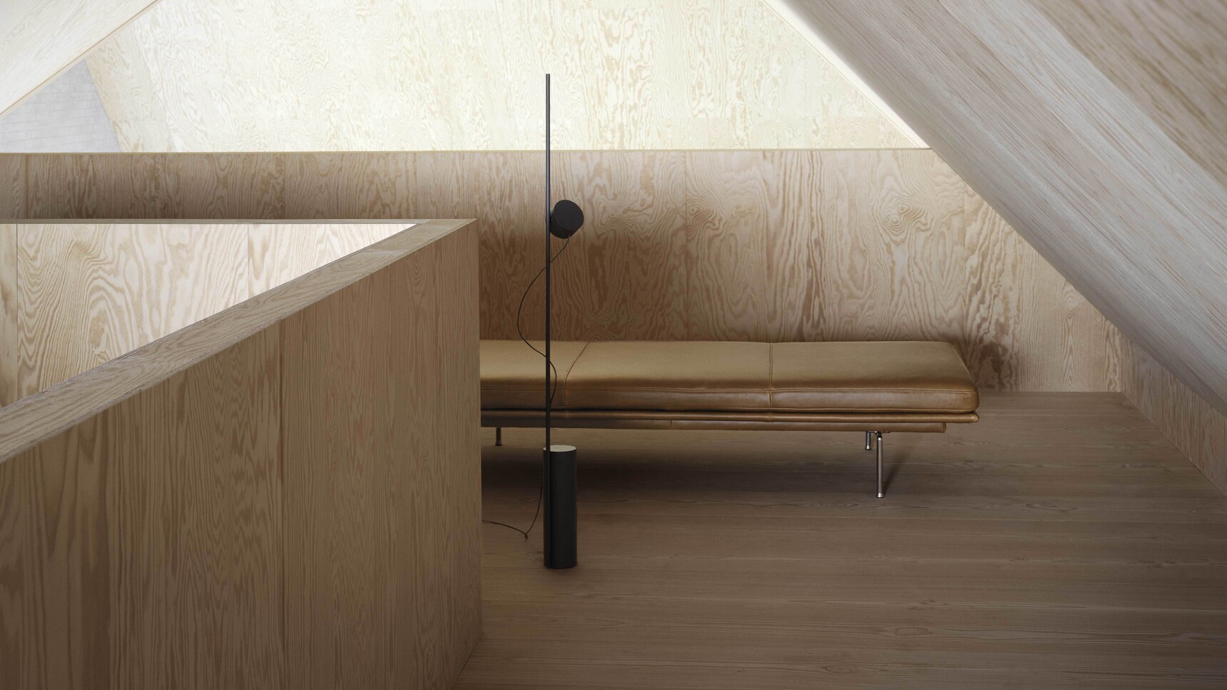 Muuto Outline Daybed Refine Cognac Leather Alu Post Floor Black Family Image