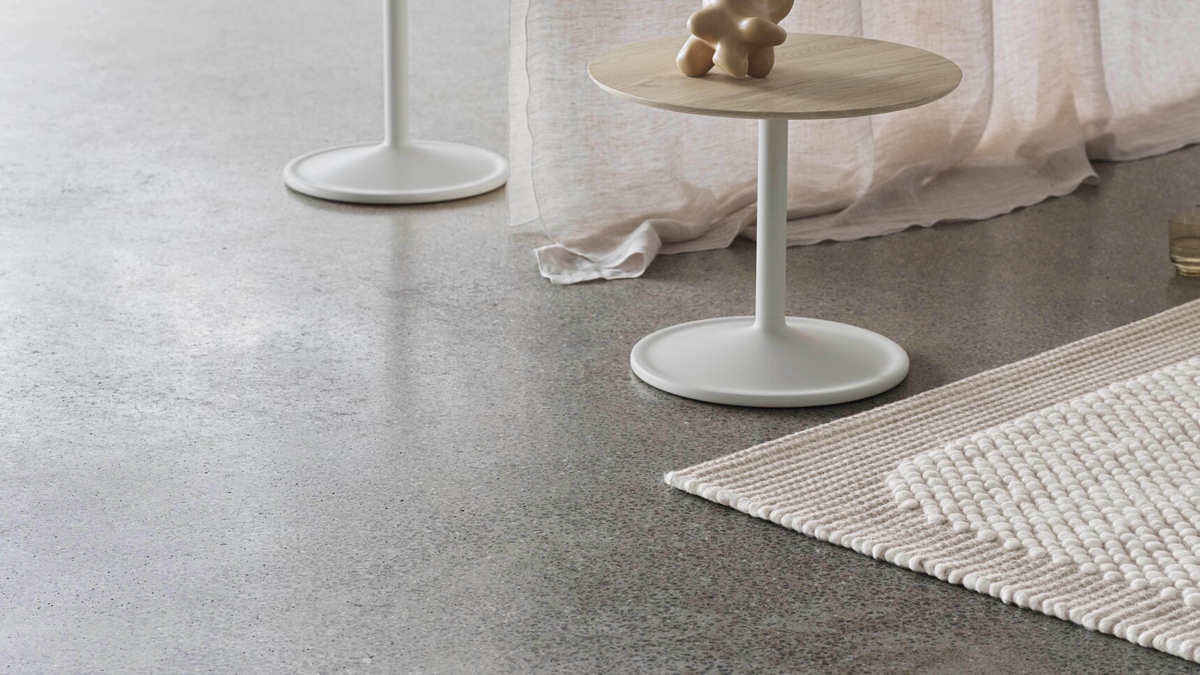 Muuto Soft Side Table Solid Oak Off White O41 H48 O48 H40 Pebble Pale Rose Raise Ochre Detail Image