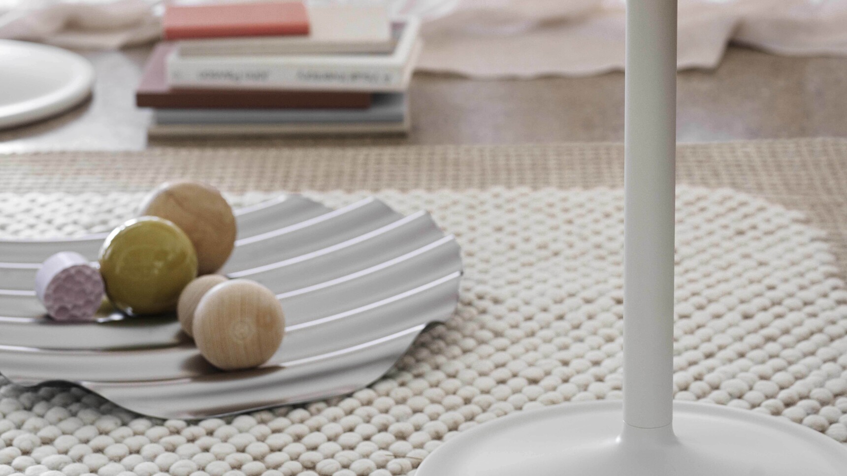 Muuto Soft Side O41 H48 Solid Oak Off White Wave Tray Raise Glass Ochre Pebble Rug Pale Rose Detail Image