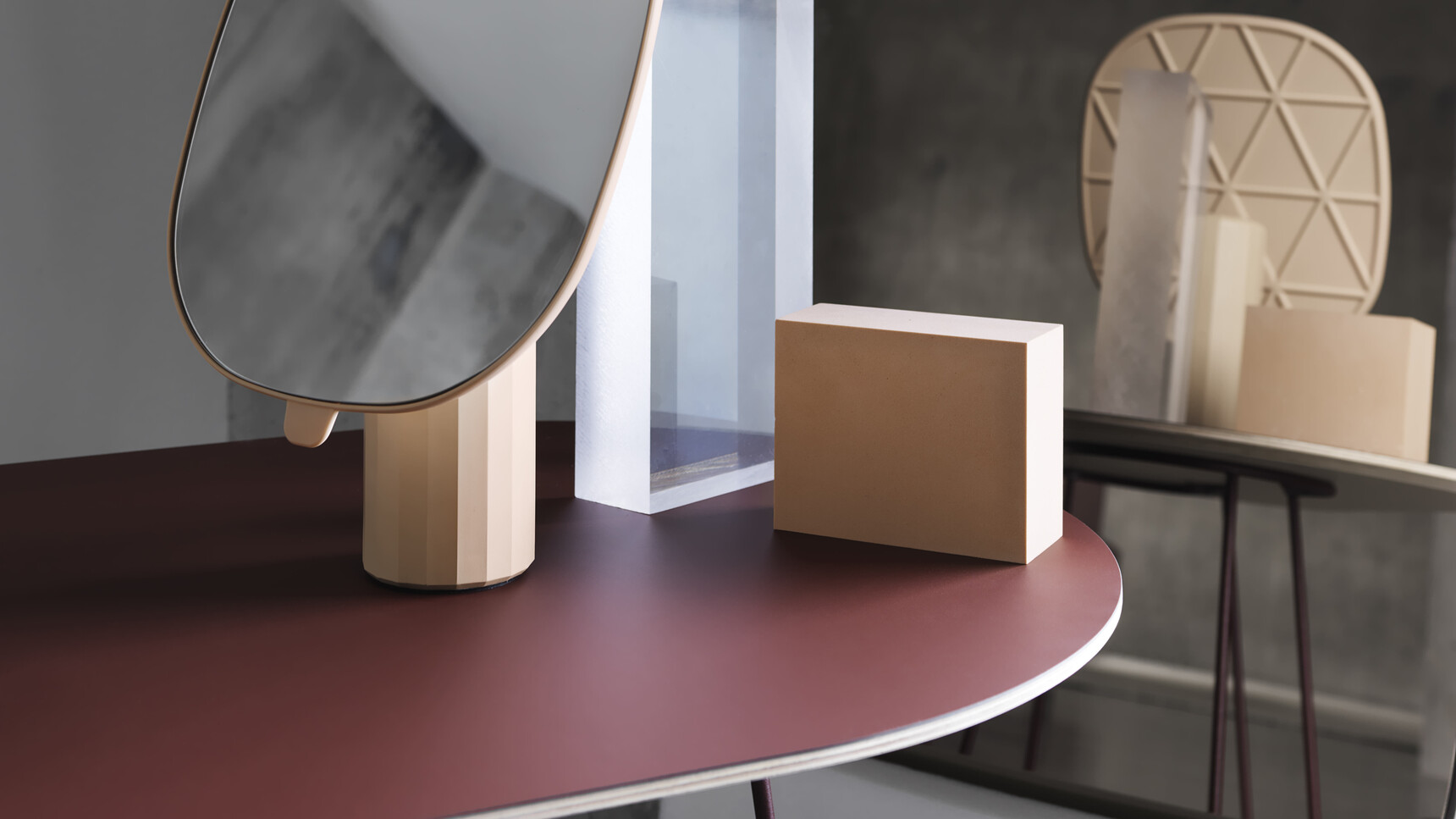 Muuto Mimic Mirror Pr Airy Medium Plum Framed Detail Image
