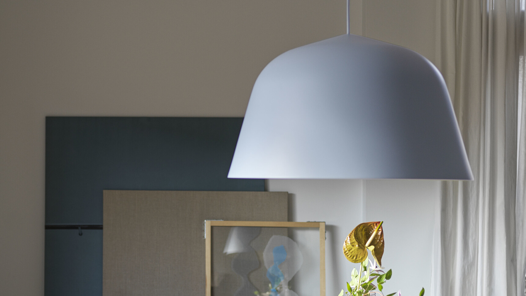 Muuto Ambit O55 Light Blue 7070 Smoked Oak Fiber Armchair Clay 12 Ridge Vase Detail Image