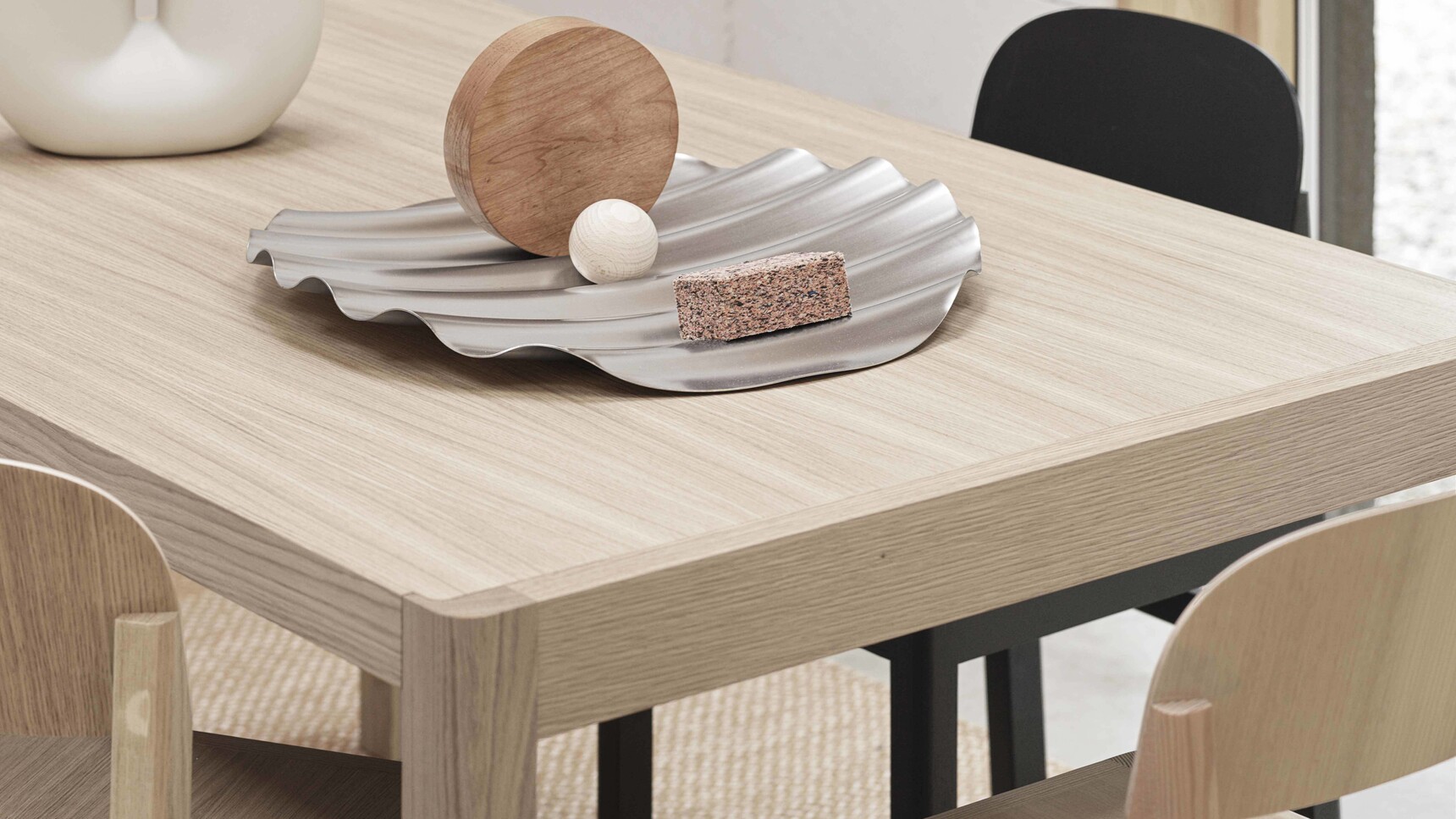 Muuto Workshop Table 140 Oak Wave Tray Kink Sand Workshop Chair Oak Oregon Pine Black Rime Grey 25 Ply Rug Burnt Orange Family Image