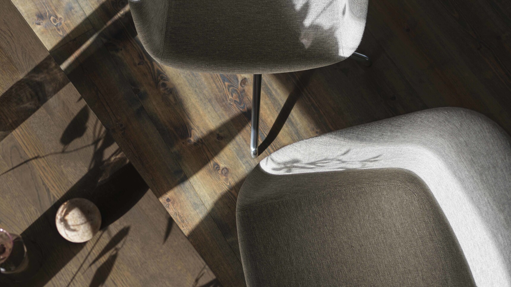 Muuto Fiber Armchair Swivel Chrome Clay 12 7070 Smoked Oak Detail Image