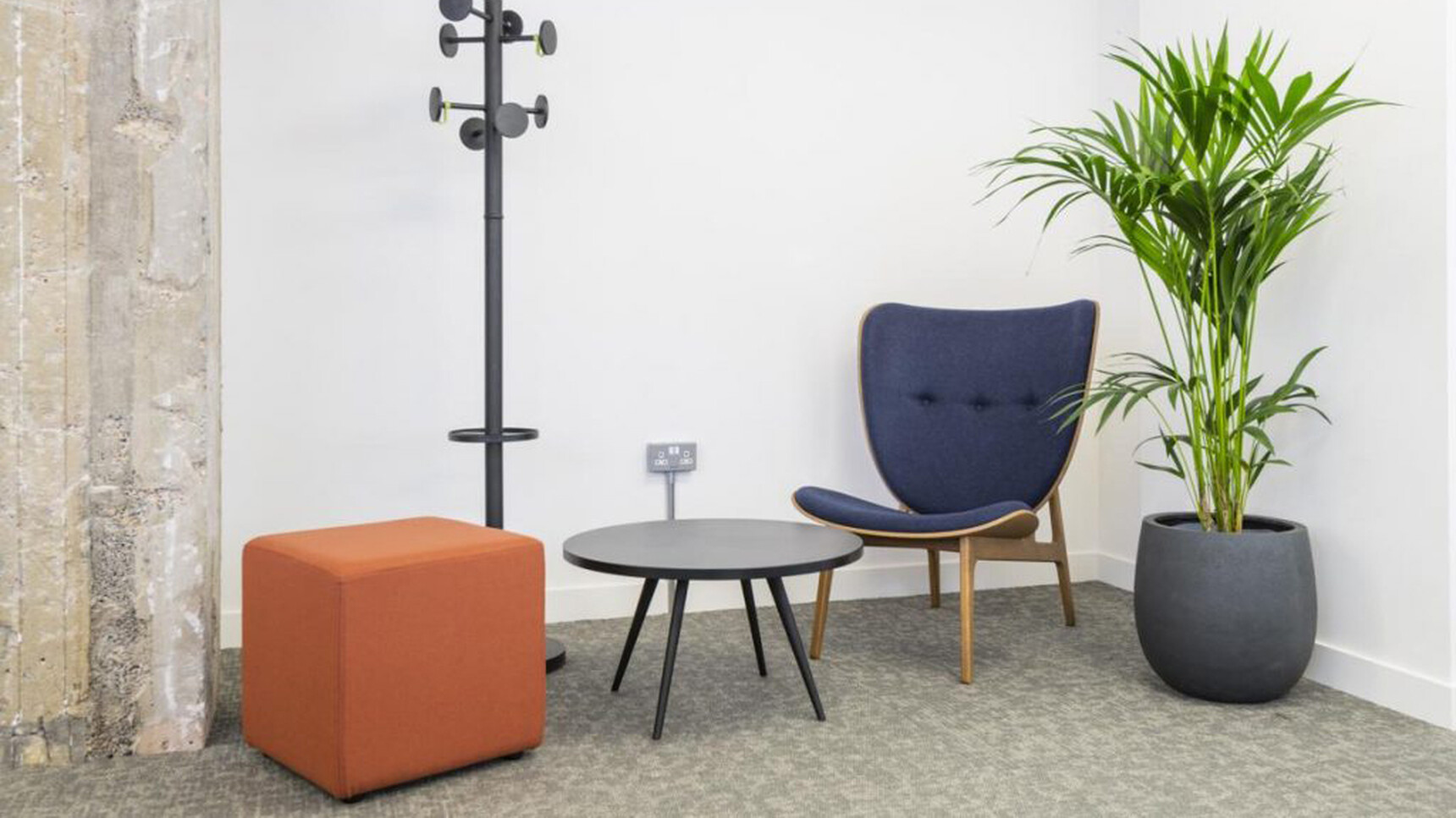 Workstories Air Circular Coffee Table Black Finish In Lounge Setting