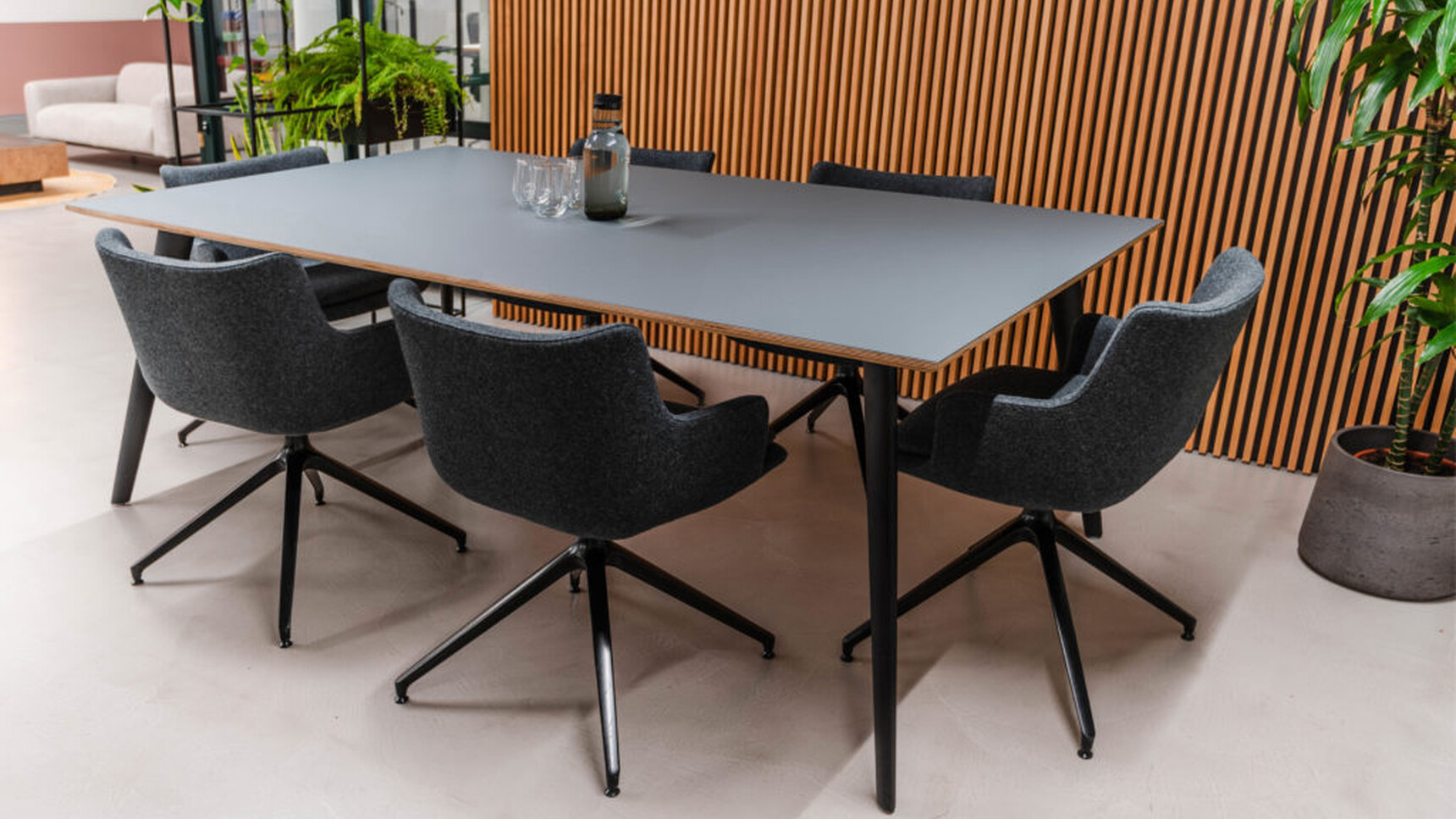 Workstories Contour Low Meeting Chairs With 4-Star Pyramidal Base At Table Family Image