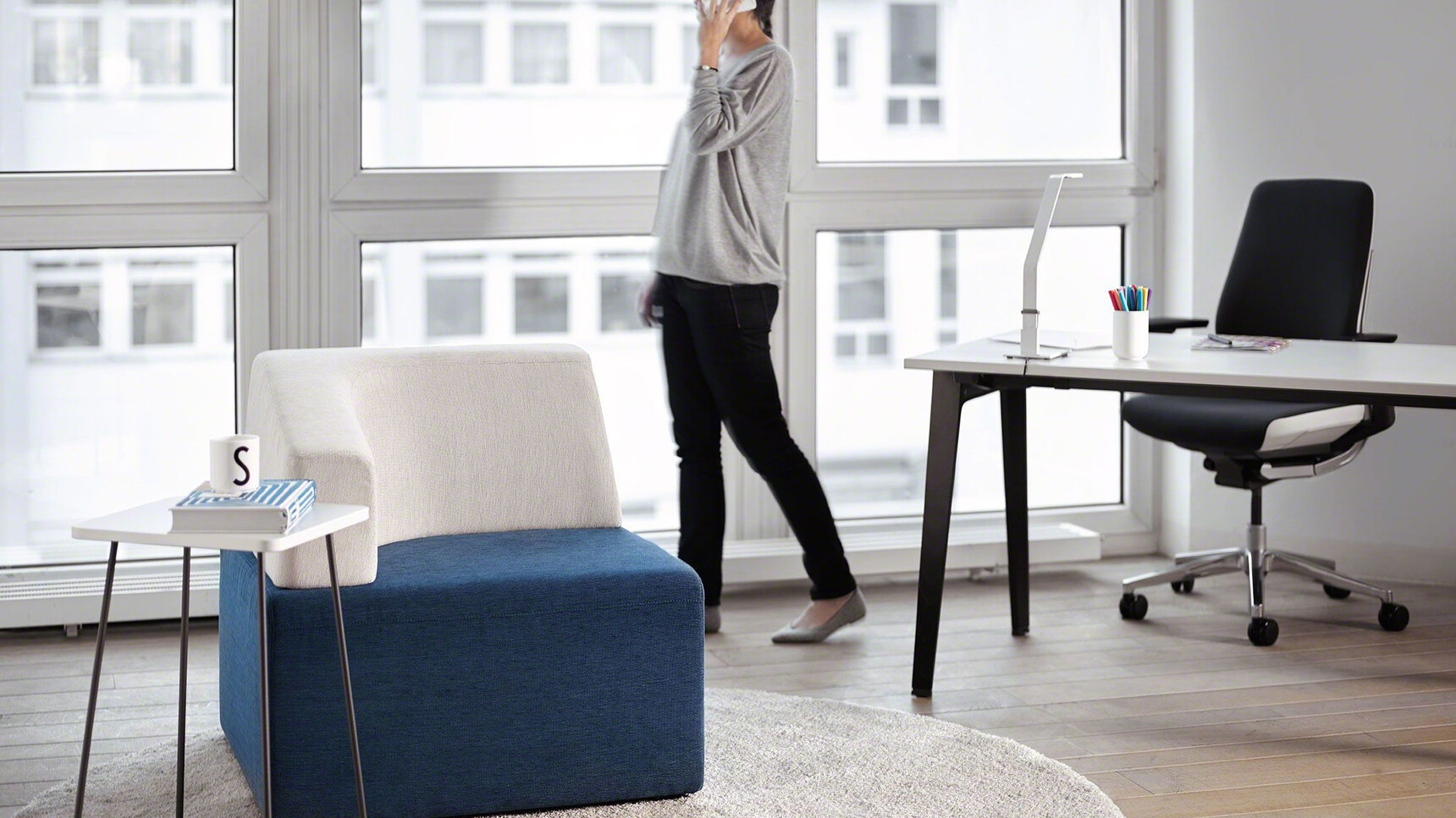 Steelcase B-Free Desk With White Table Top Finish And Black Leg Finish With Gesture Shell Back Office Chair With Black Upholstery