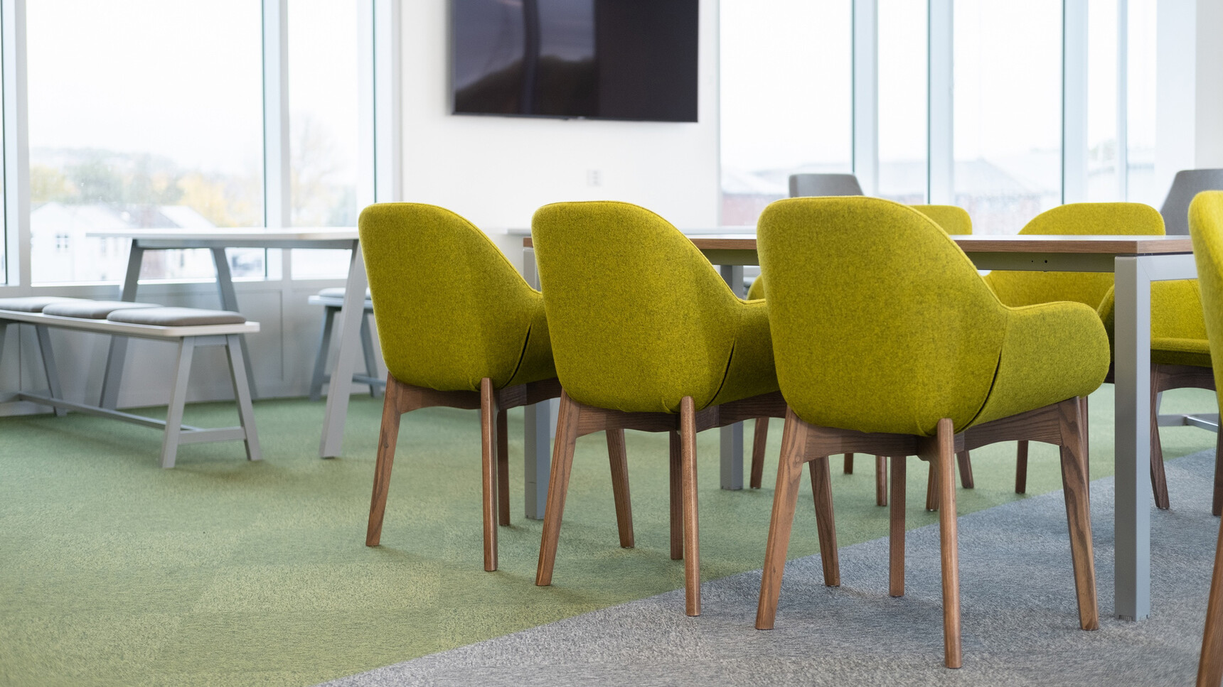 Elite Office Furniture Norden Meeting Chairs At Tables In Office Environment