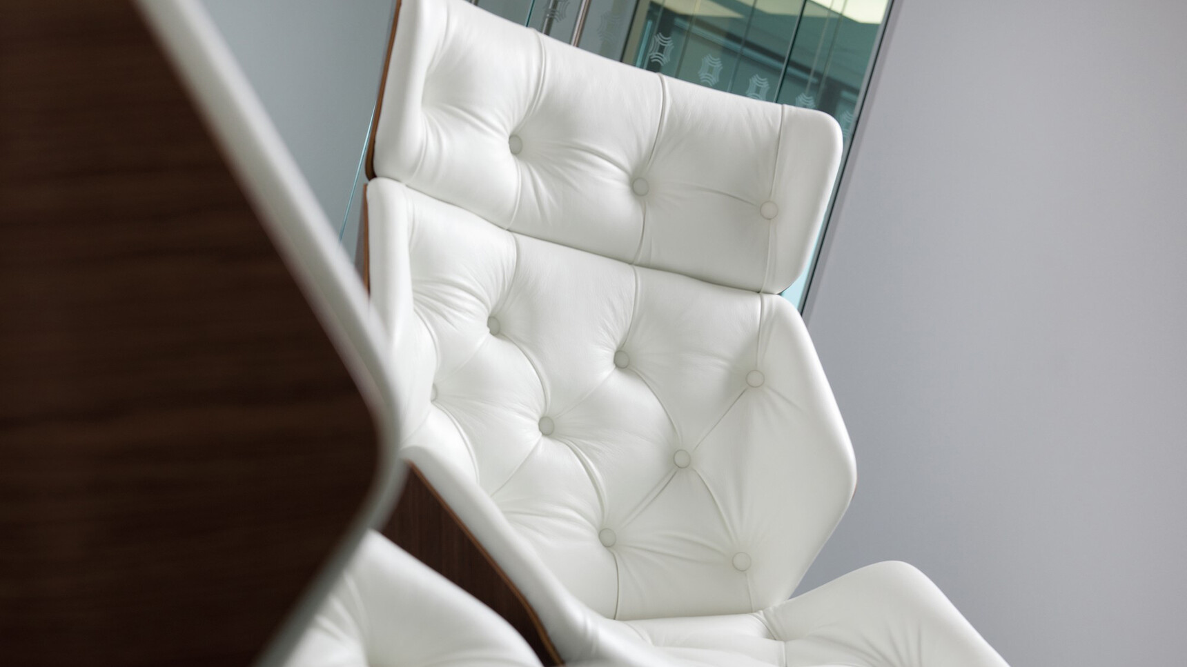 Elite Office Furniture Cascara High Back Lounge Chairs With Chrome Swivel Base With Walnut Frame Detail Image