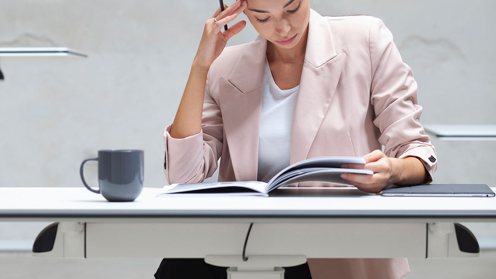 Actiu Talent Series 500 Height Adjustable Desk White Finish Detail Image