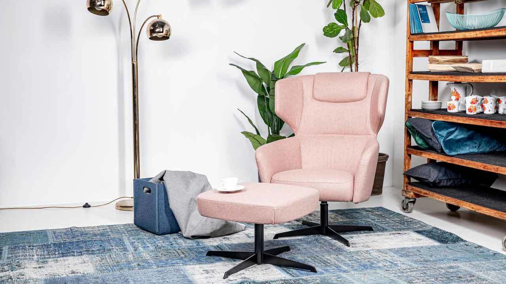 Buzzi Space BuzziK Acoustic Lounge Chair With Ottoman In Lounge Setting