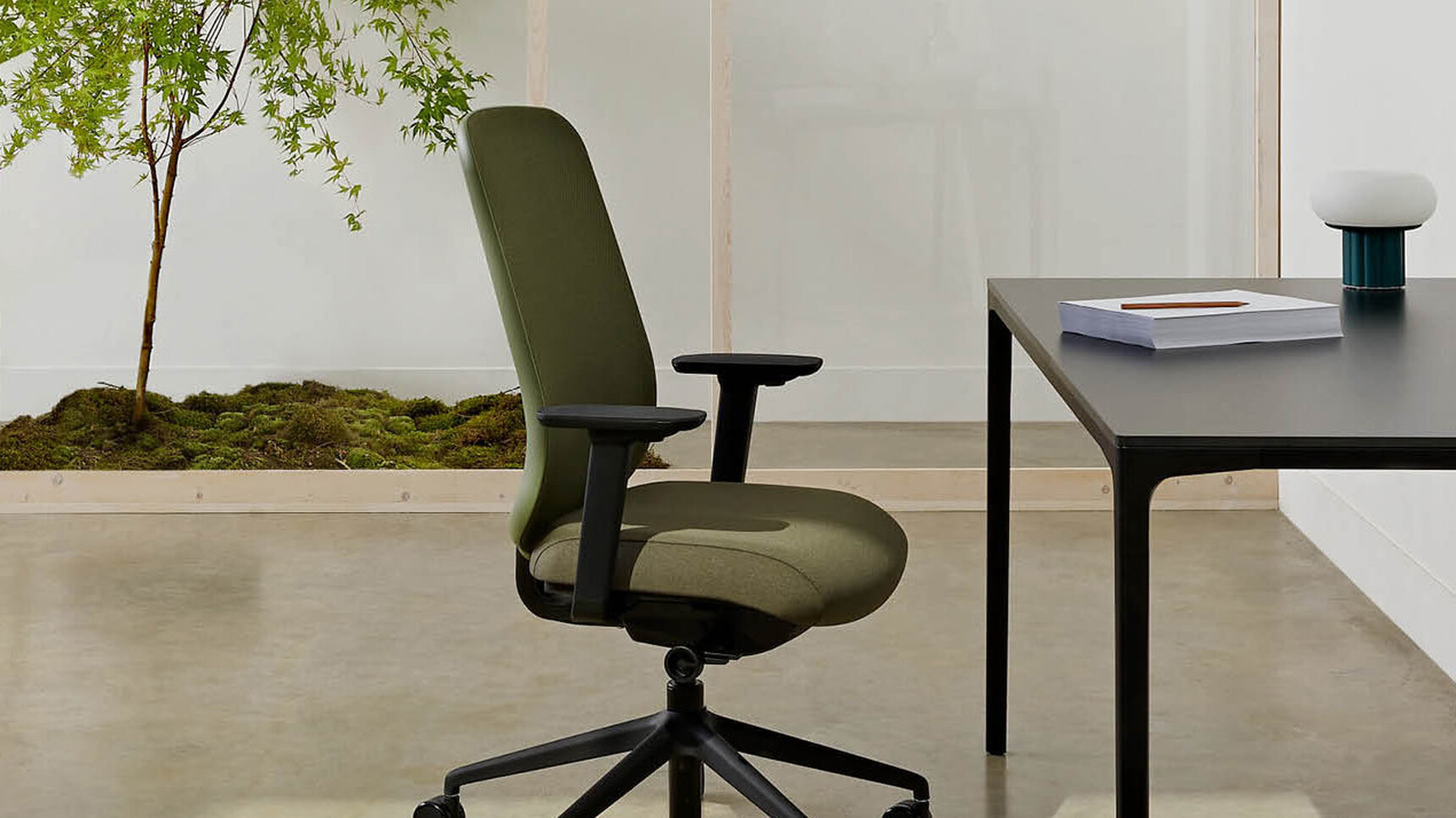 Boss Design Sia Mesh Back Office Chair At Table In Office Setting