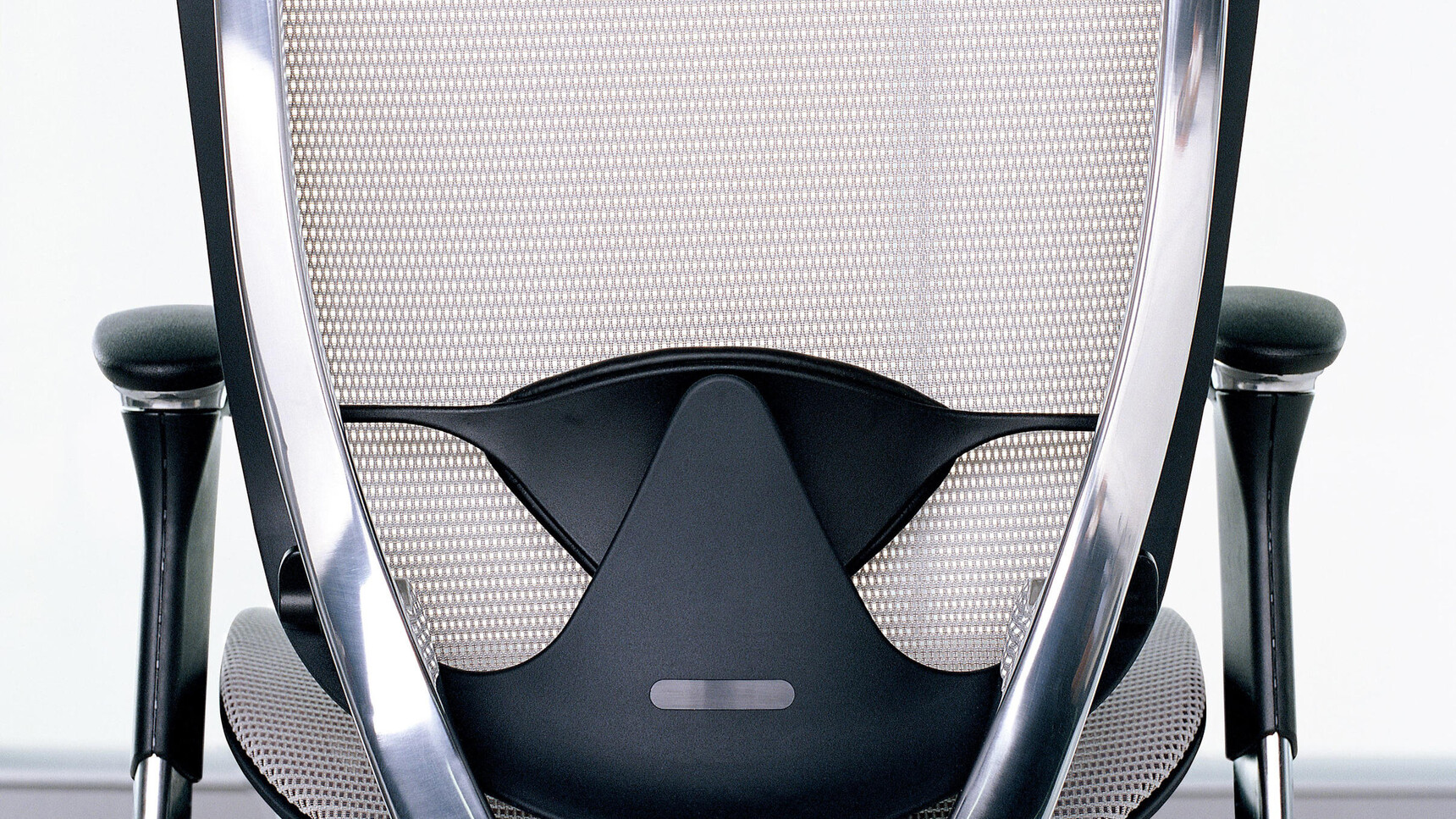 Okamura Contessa II Mesh Seat & Back Office Chair With Light Grey Cushion And Backrest With Polished Aluminium Frame Finish And Black 4-D Adjustable Arms Detail Image