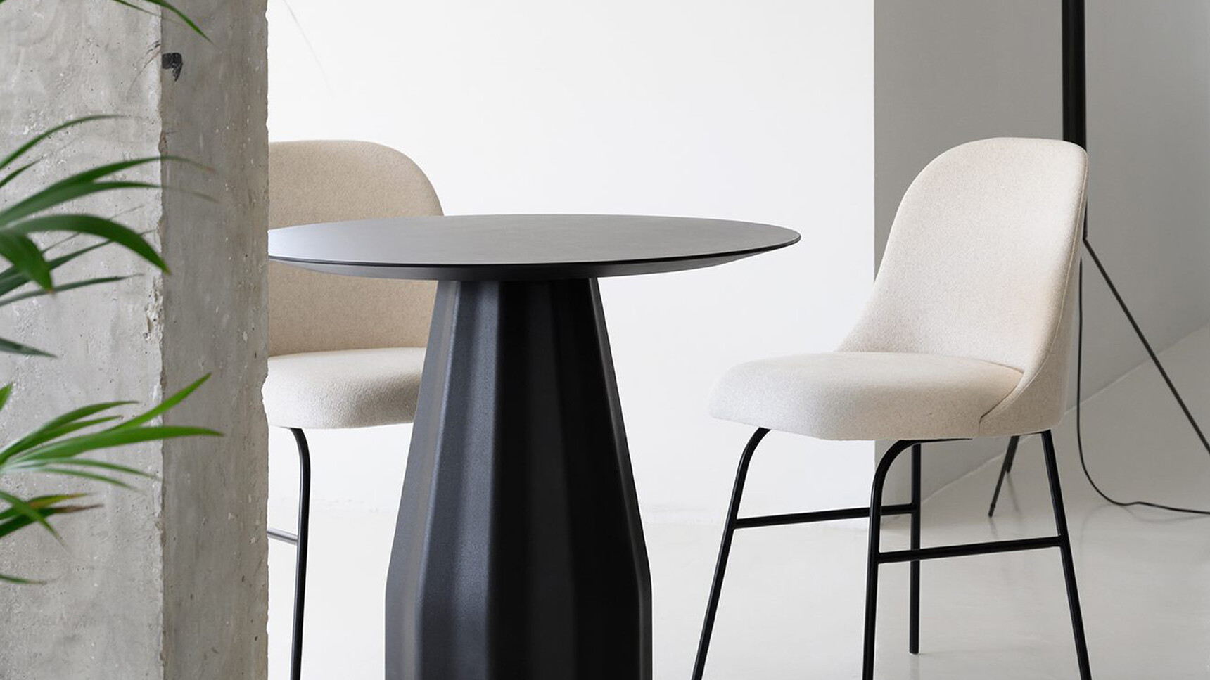 Viccarbe Burin Circular Meeting Table Black Finish With Chairs Detail Image